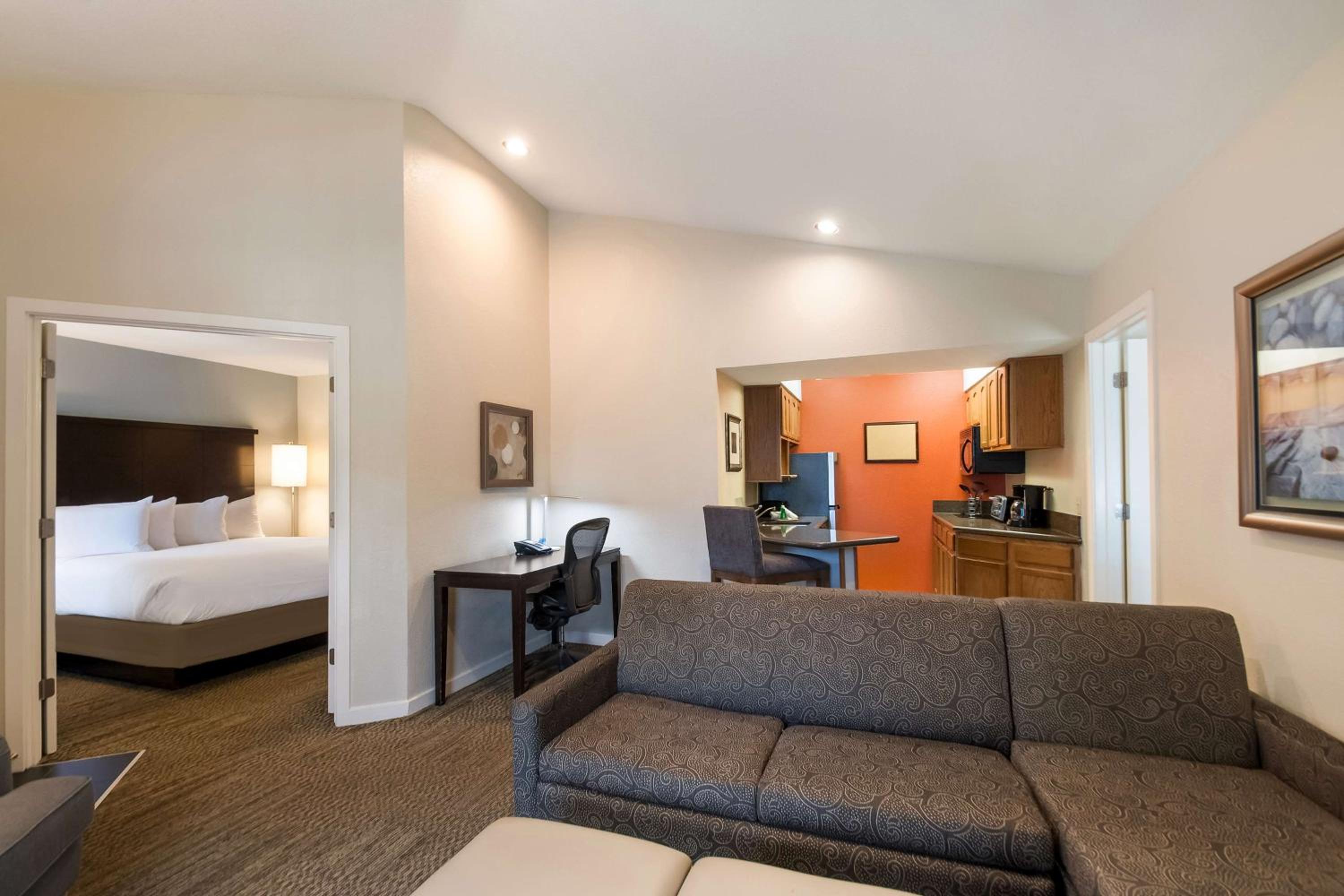 Two-Bedroom Suite with King and Two Double Beds - Photo 3