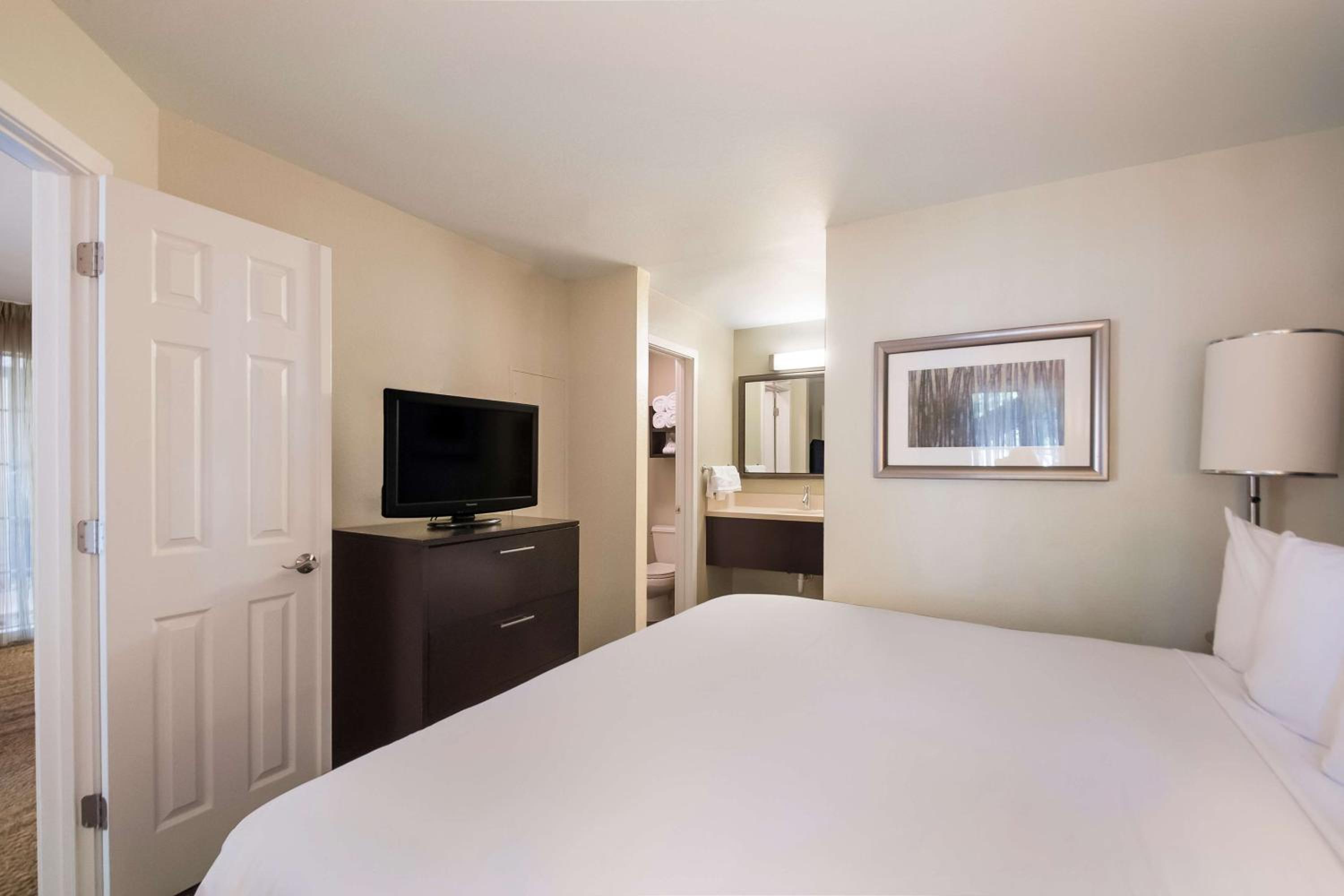 One-Bedroom Queen Suite with Bathtub - Mobility Accessible - Photo 3
