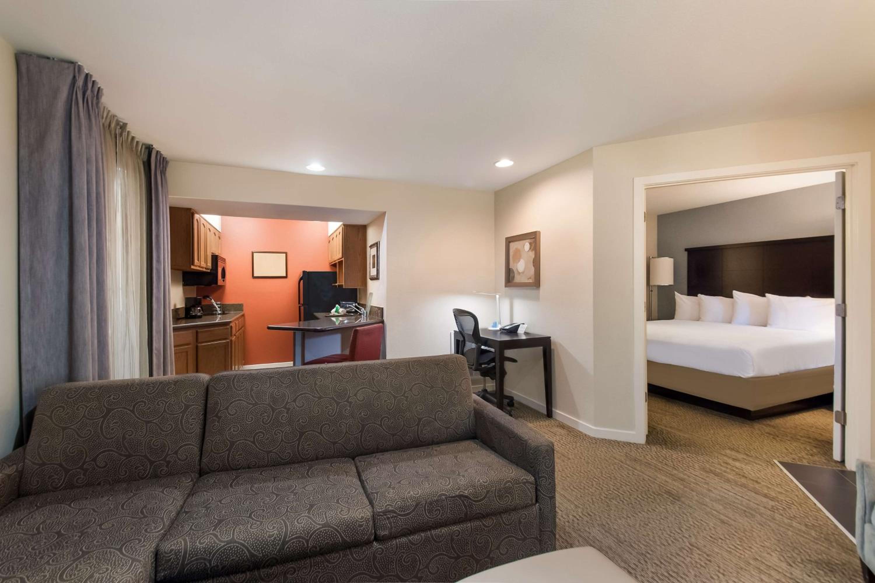 One-Bedroom Queen Suite with Bathtub - Mobility Accessible - Photo 4