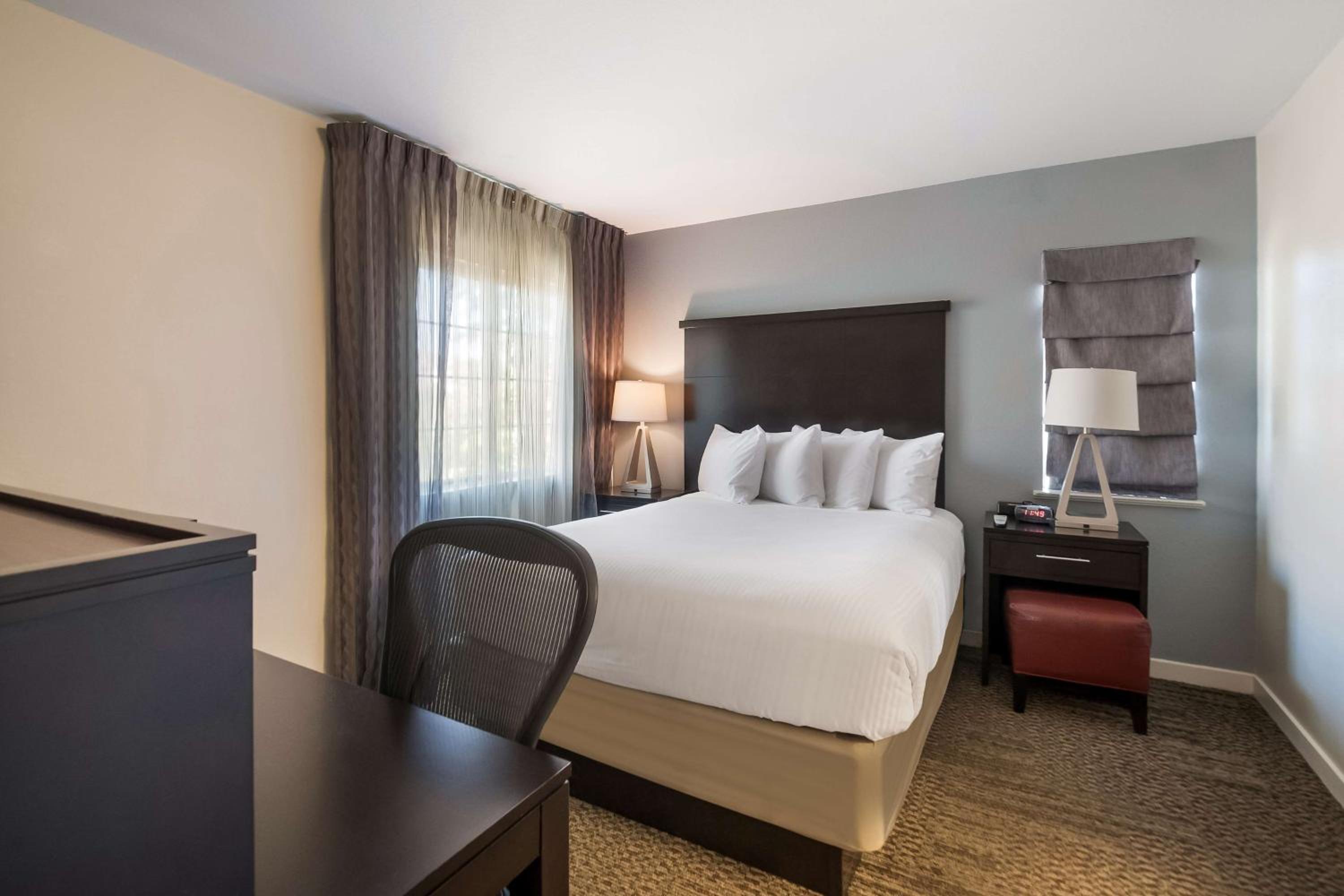 One-Bedroom Queen Suite with Bathtub - Mobility Accessible - Photo 2