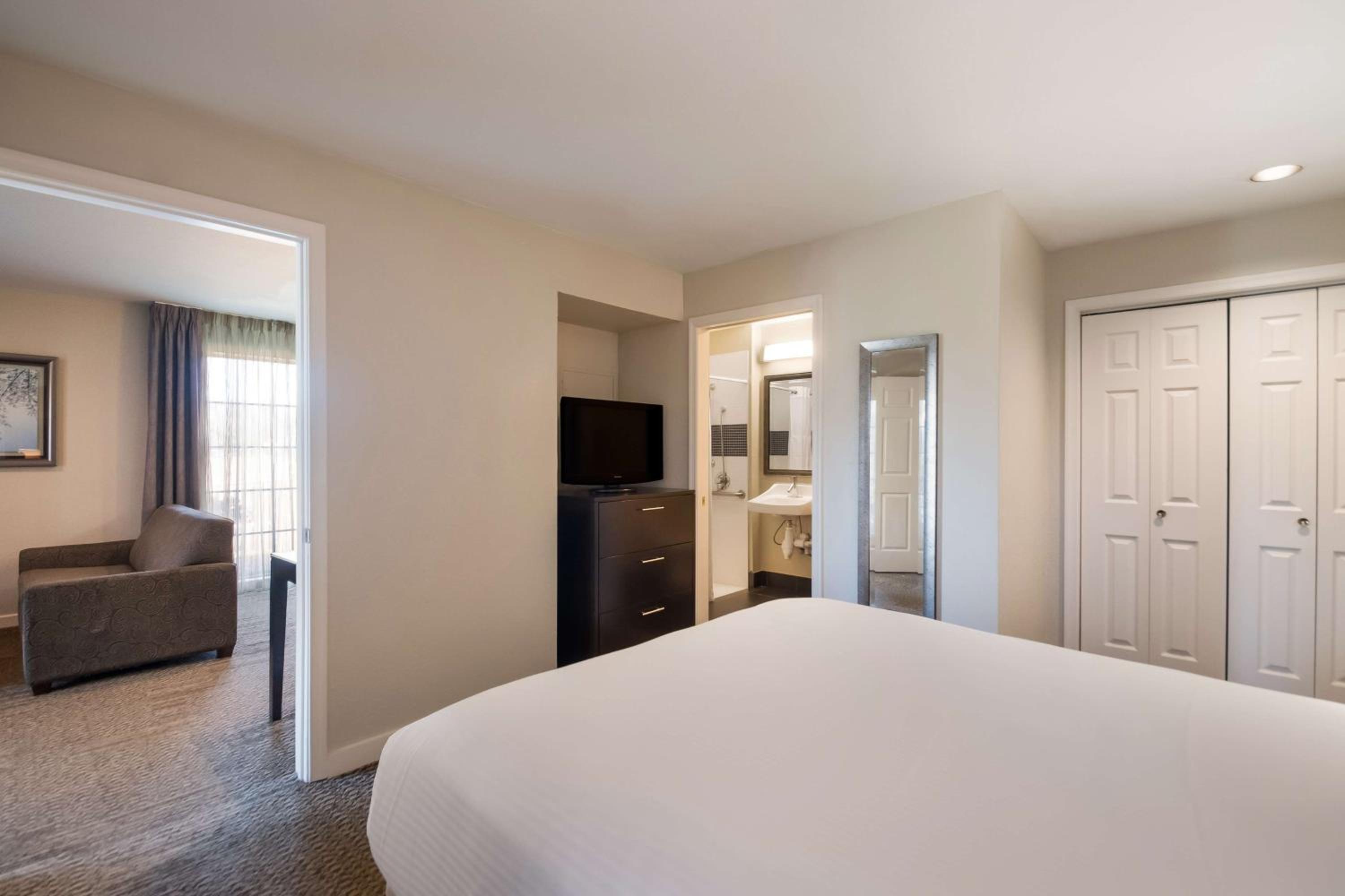 One-Bedroom Queen Suite with Roll-In Shower - Mobility Accessible photo 2