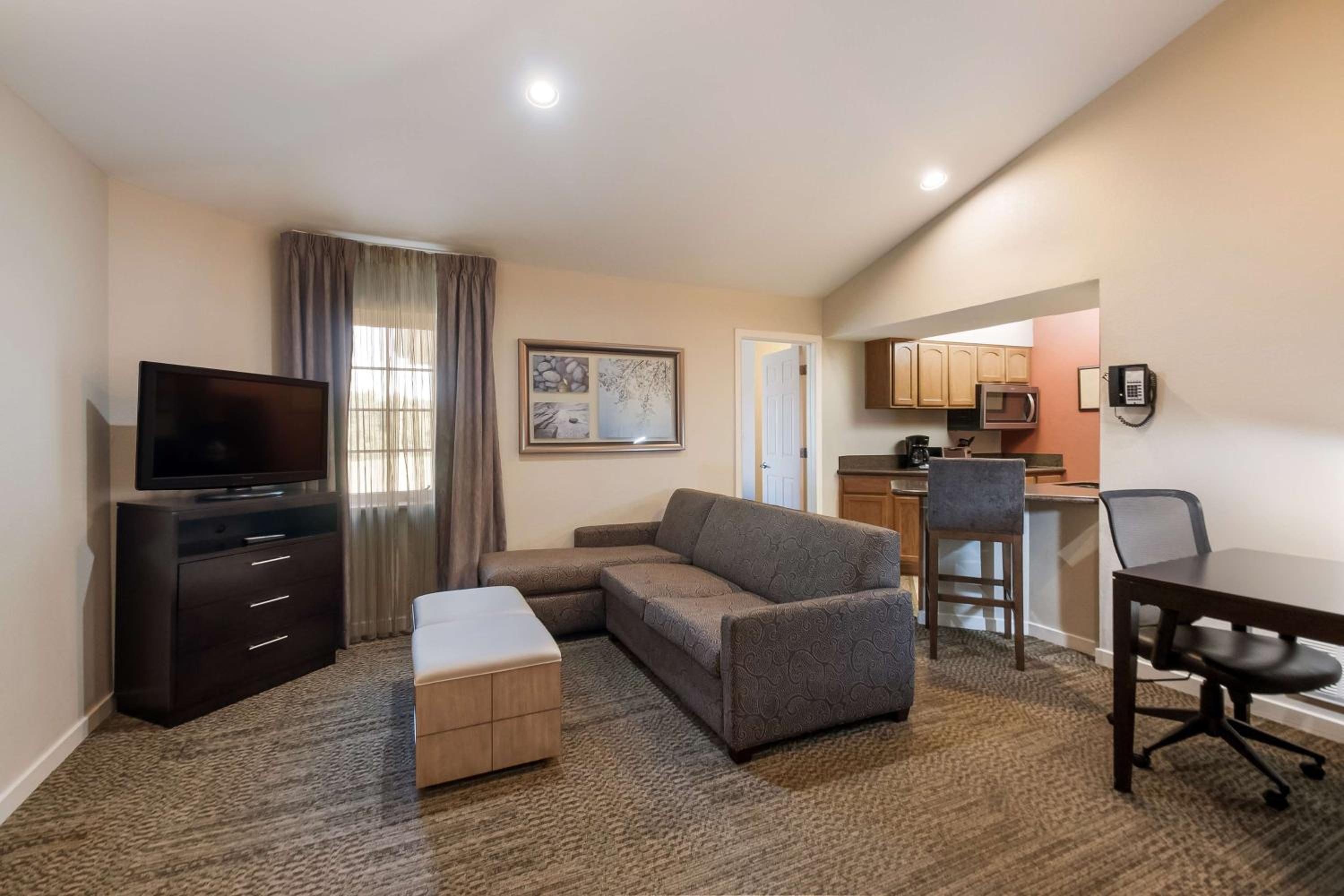 One-Bedroom Queen Suite with Roll-In Shower - Mobility Accessible photo 3