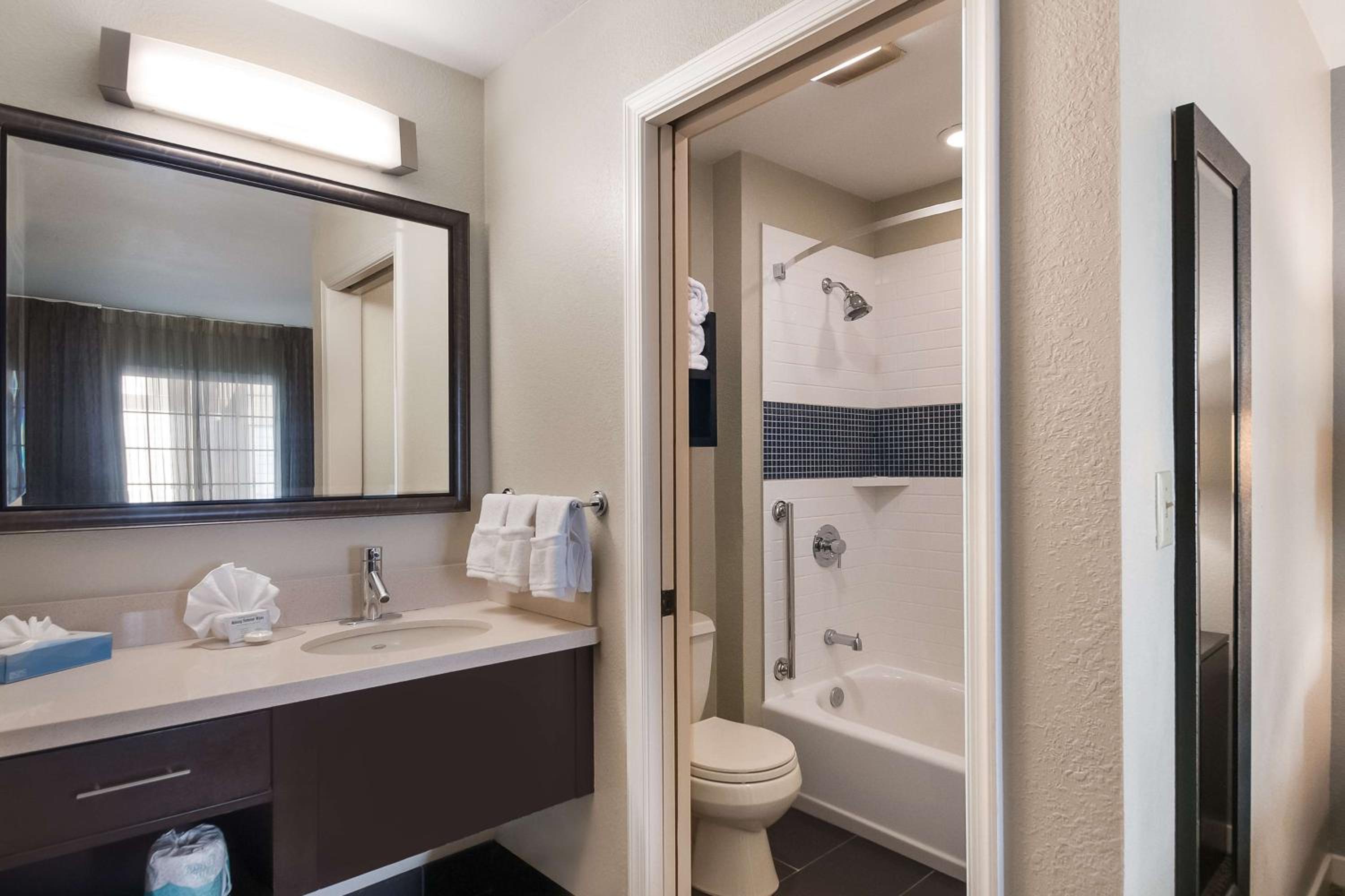 One-Bedroom Queen Suite with Bathtub - Mobility Accessible - Photo 5