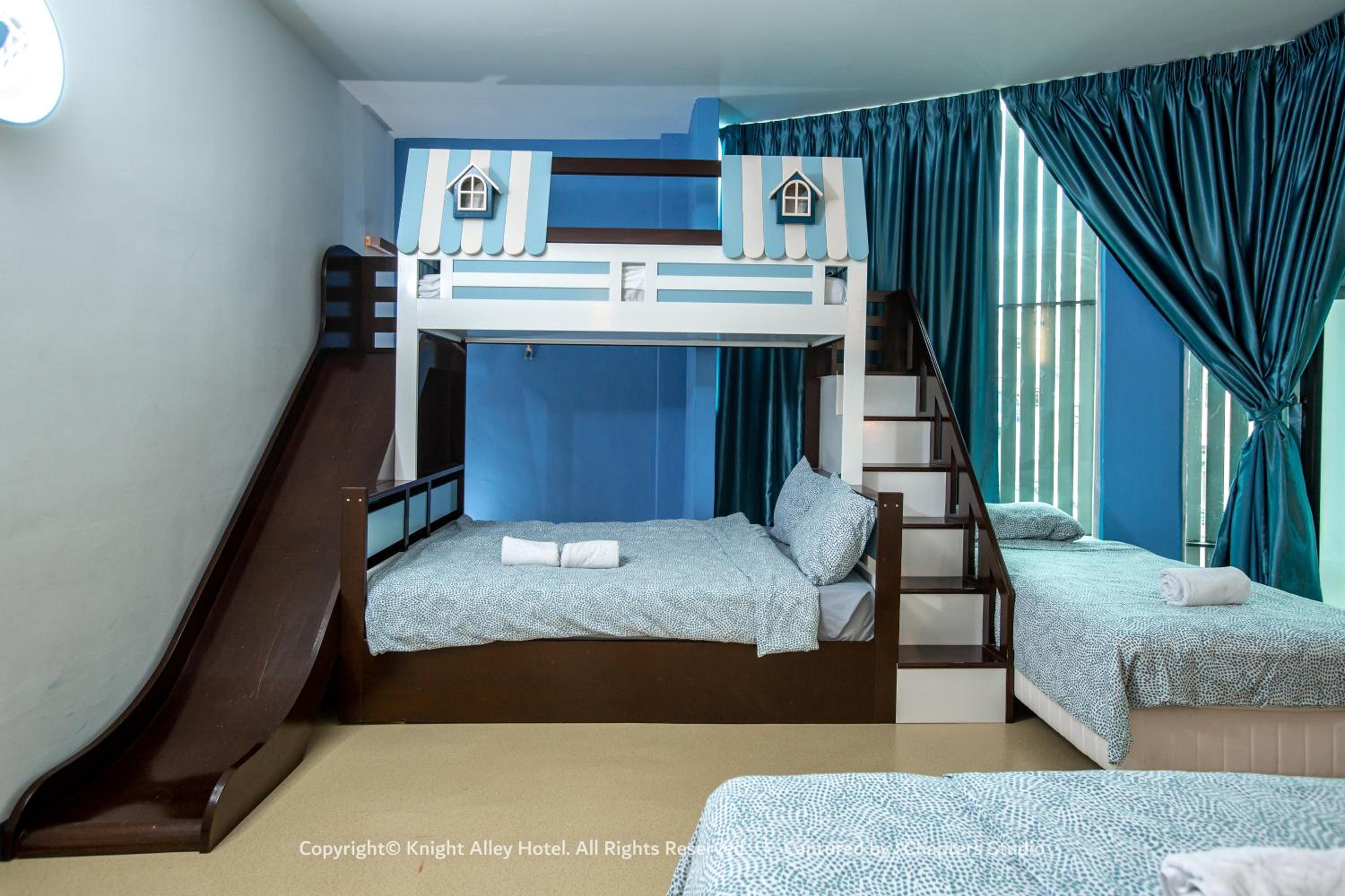 Family Room with Private Bathroom - Photo 4