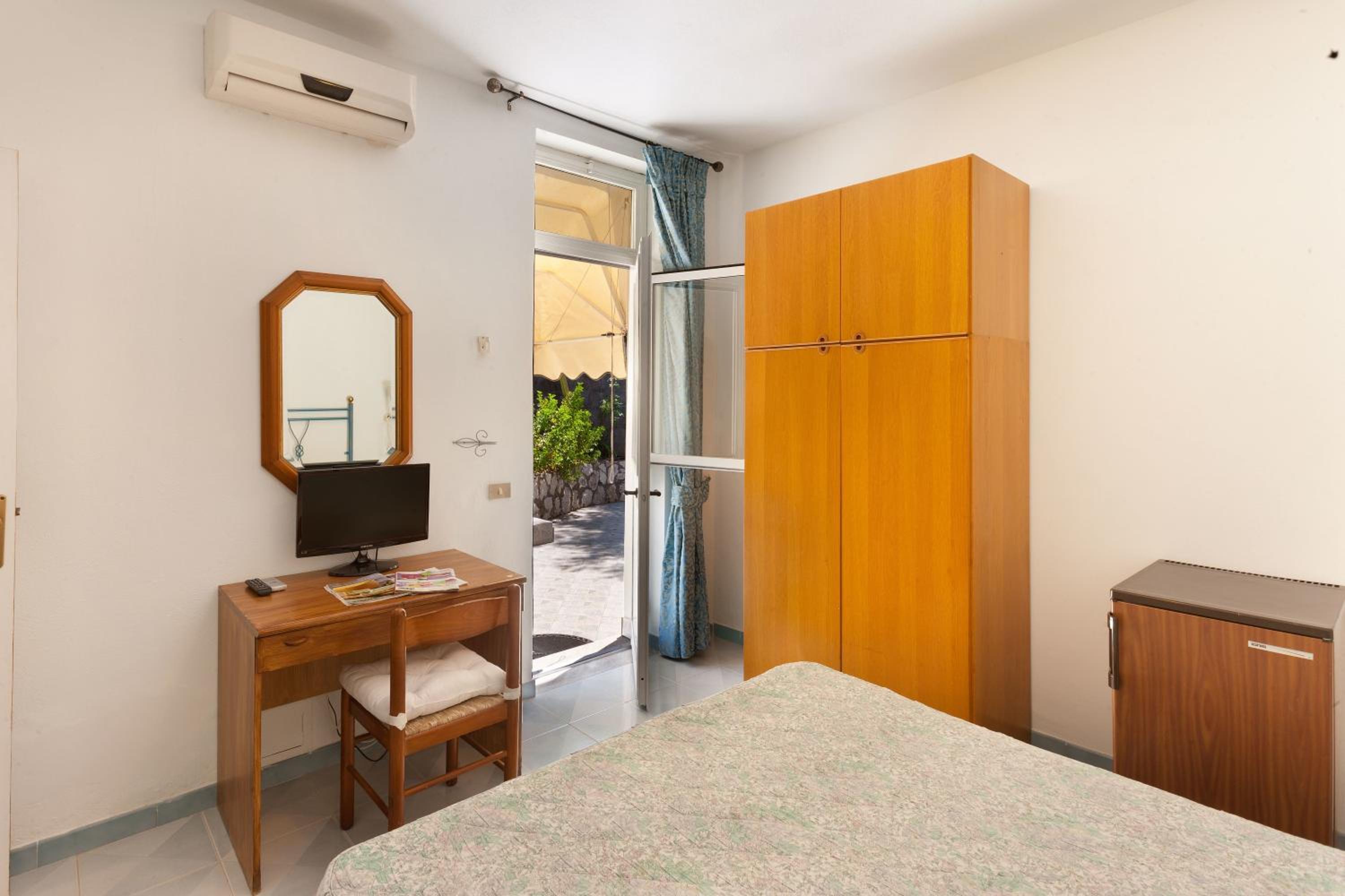 Economy Double Room photo 3