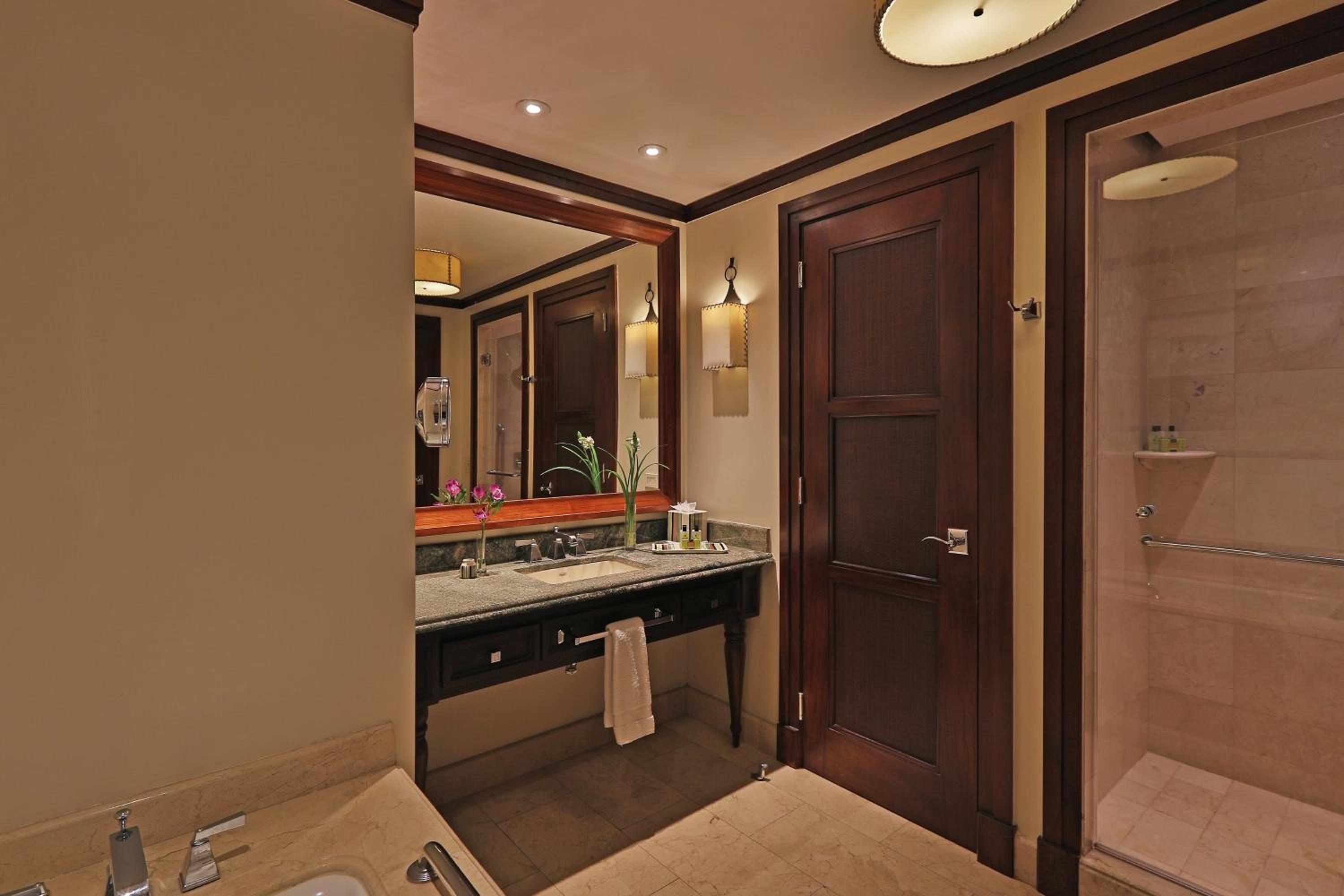 Premium King Room - Club Lounge Access - Photo 3