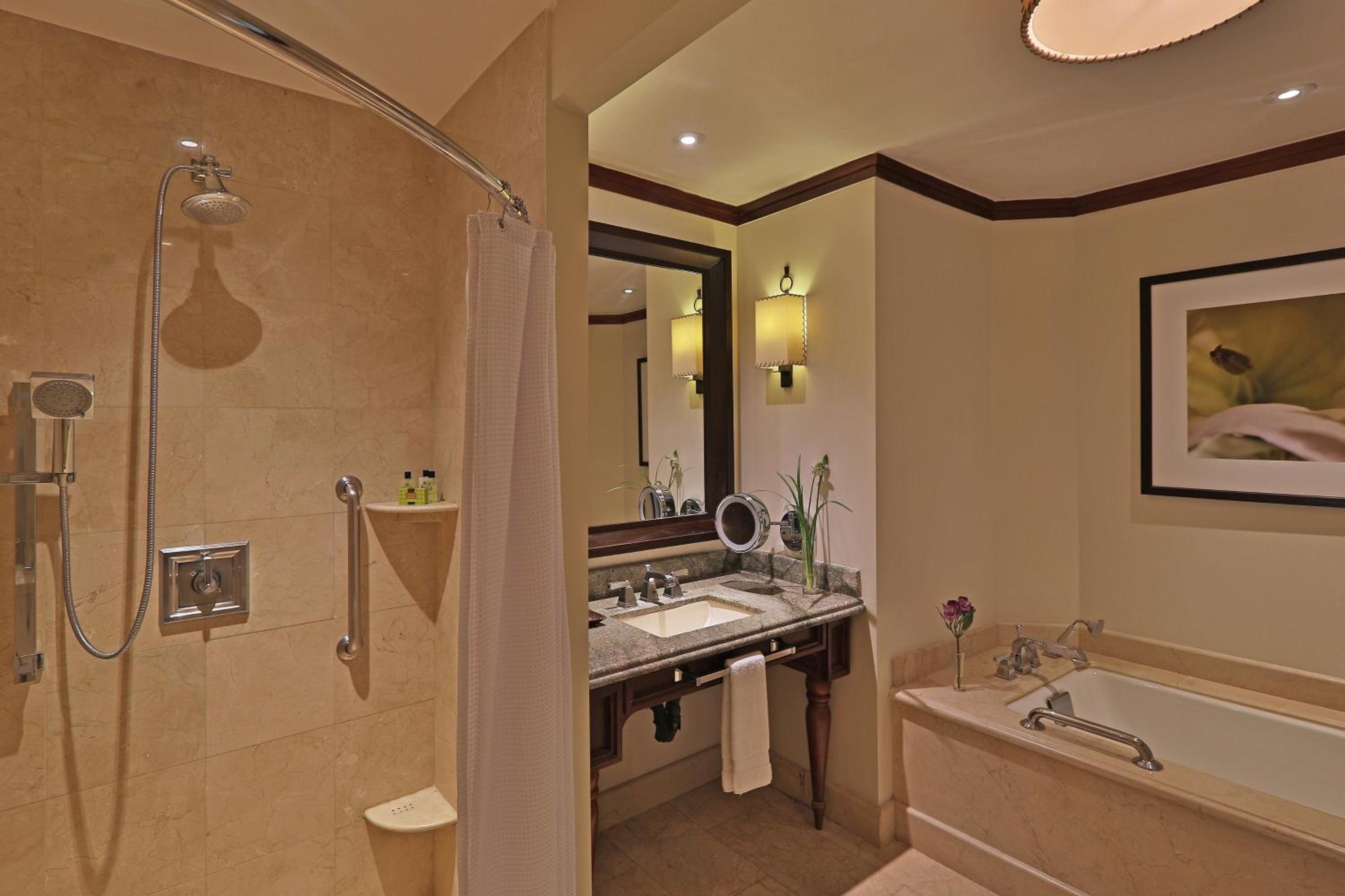 Premium King Room - Club Lounge Access - Photo 2
