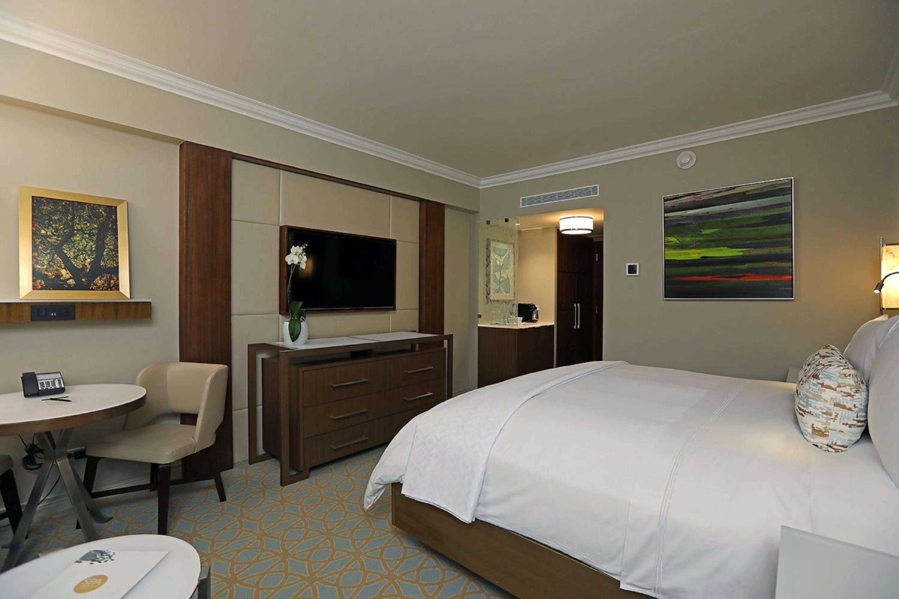 Classic King Room with Pool View - Photo 4