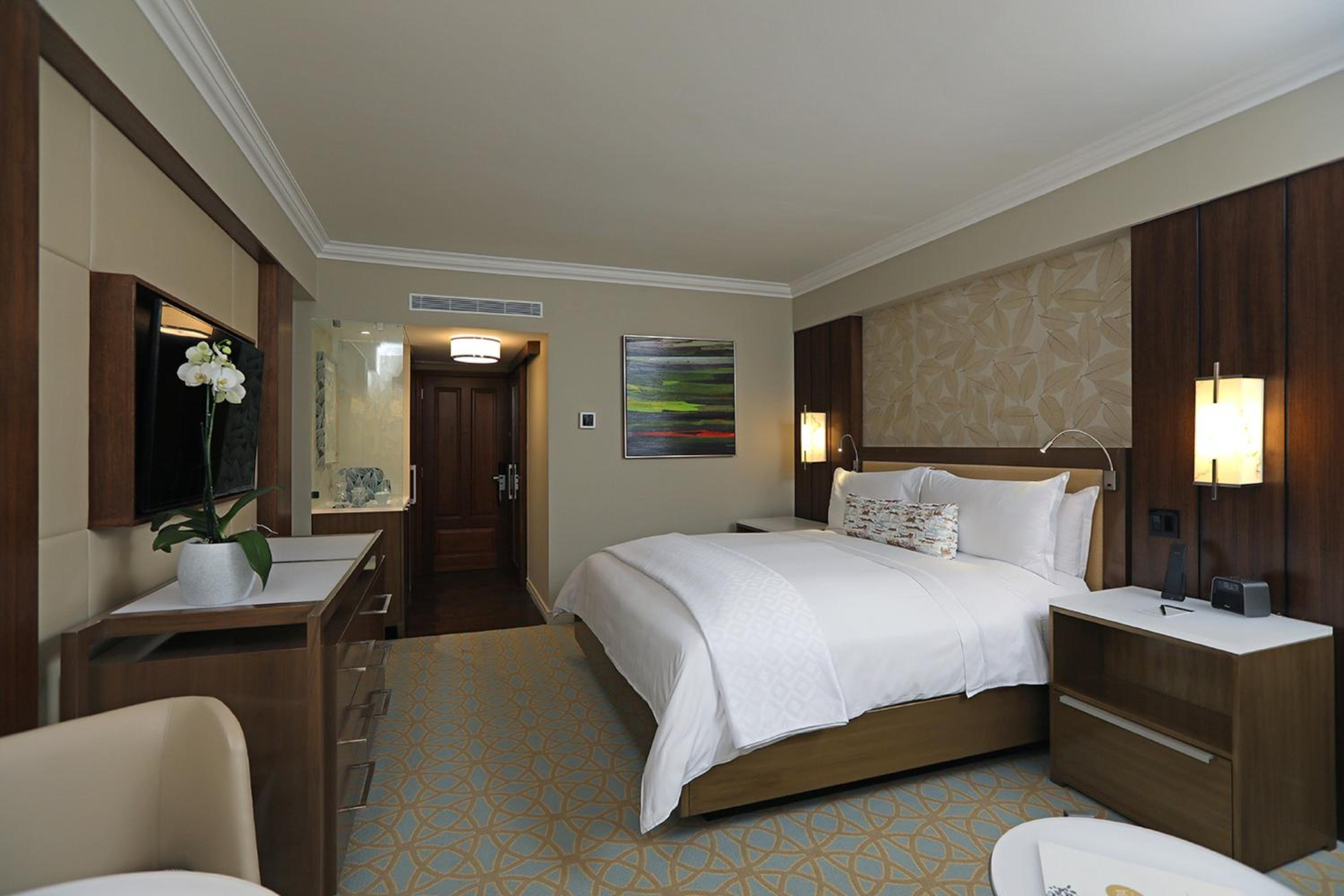 Classic King Room with Pool View - Photo 3