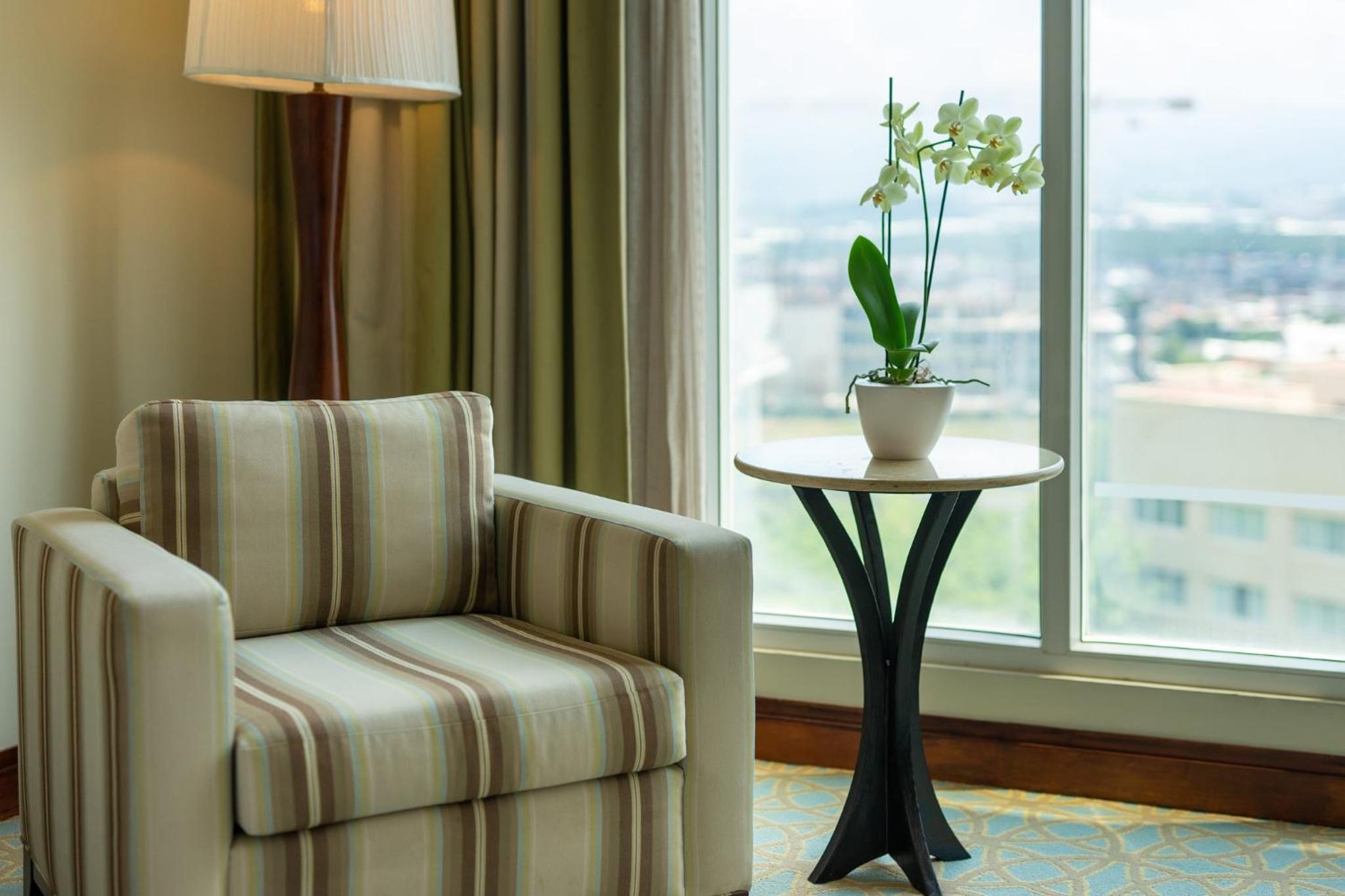 Premium King Room - Club Lounge Access/Top Floor - Photo 5
