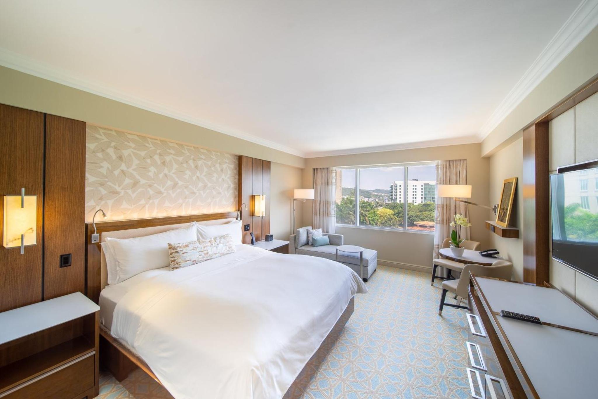 Classic King Room with Pool View - Photo 6