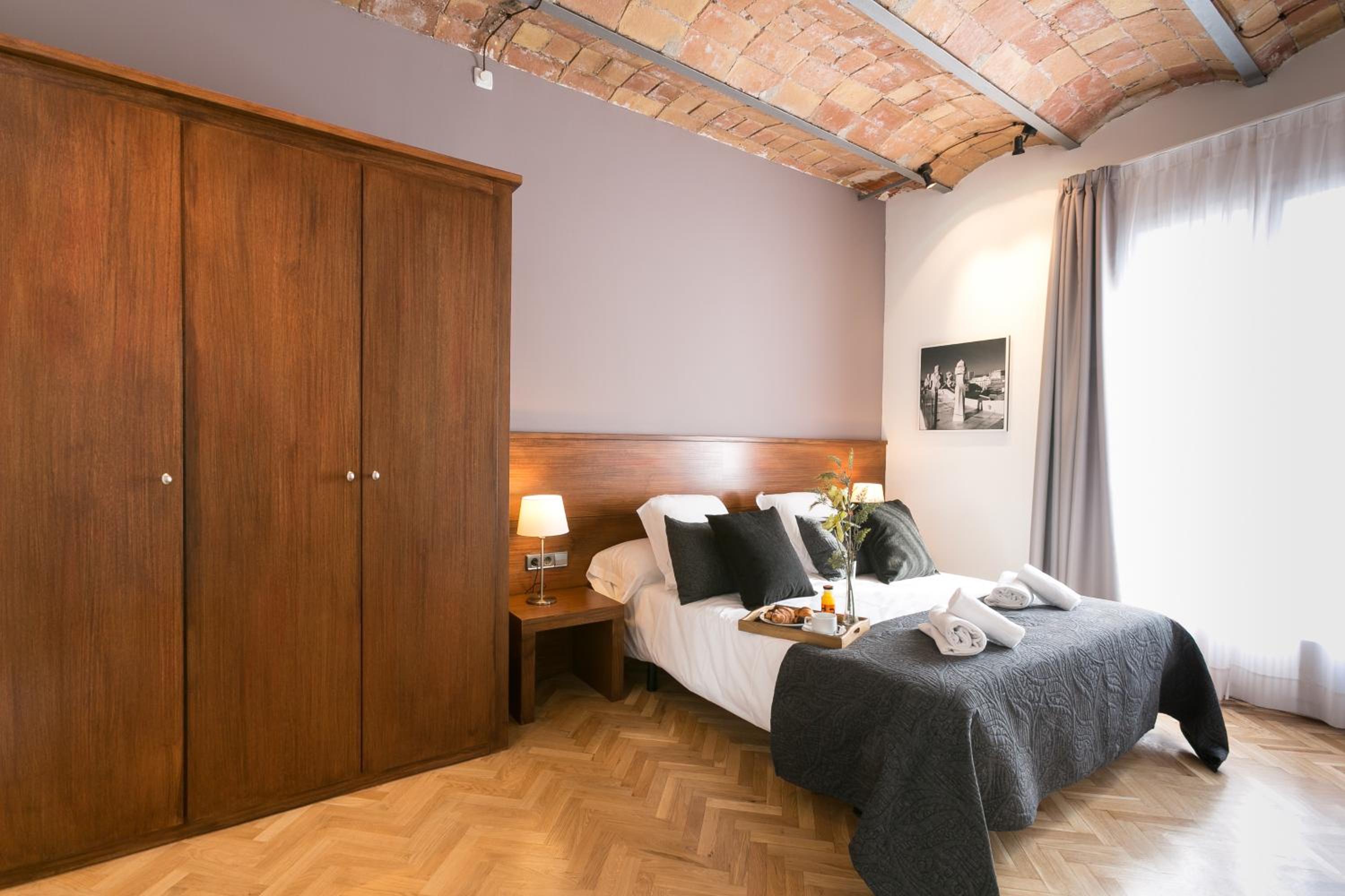Four-Bedroom Apartment Comfort II - Ronda Universitat 15 photo 3