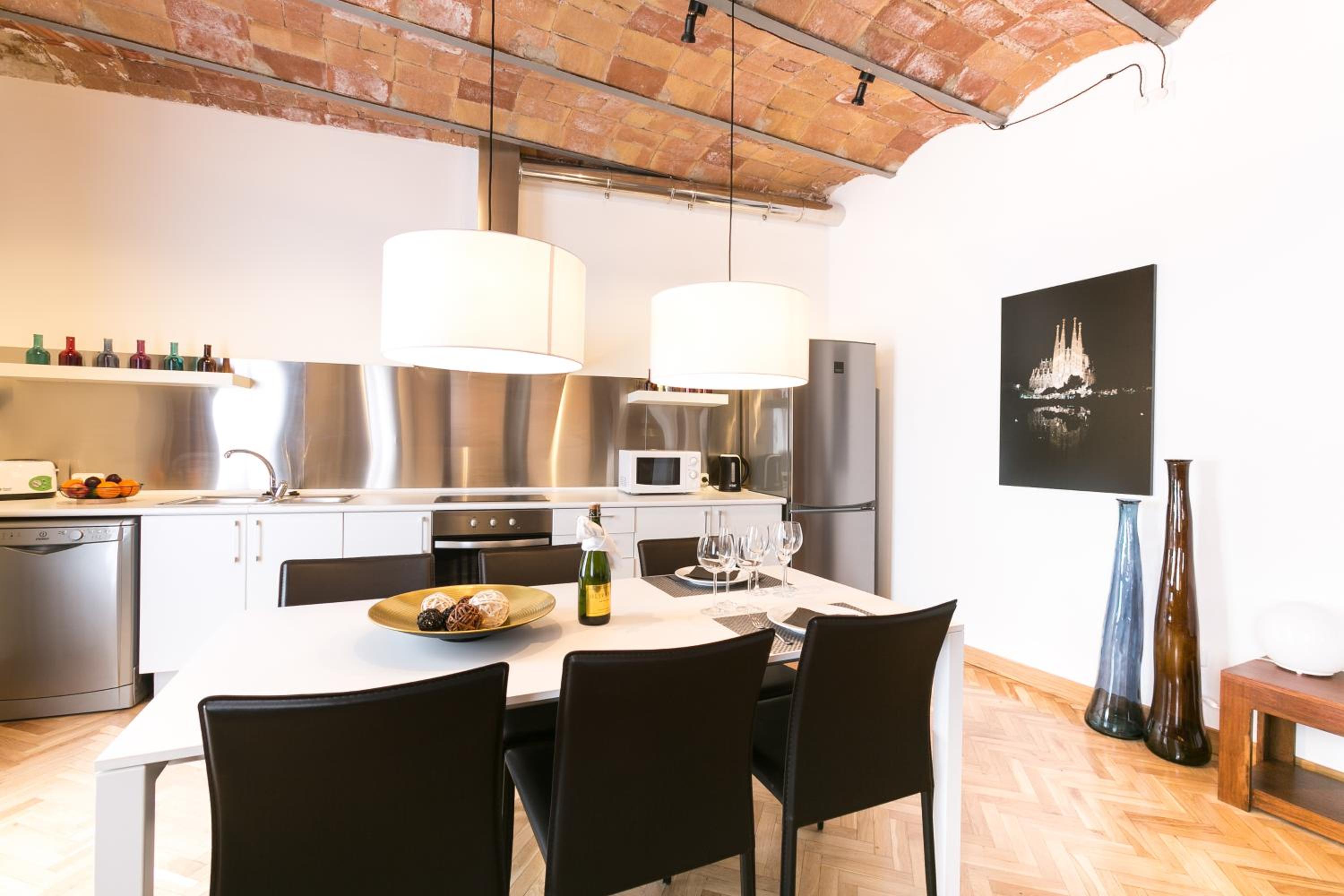 Four-Bedroom Apartment Comfort II - Ronda Universitat 15 photo 2