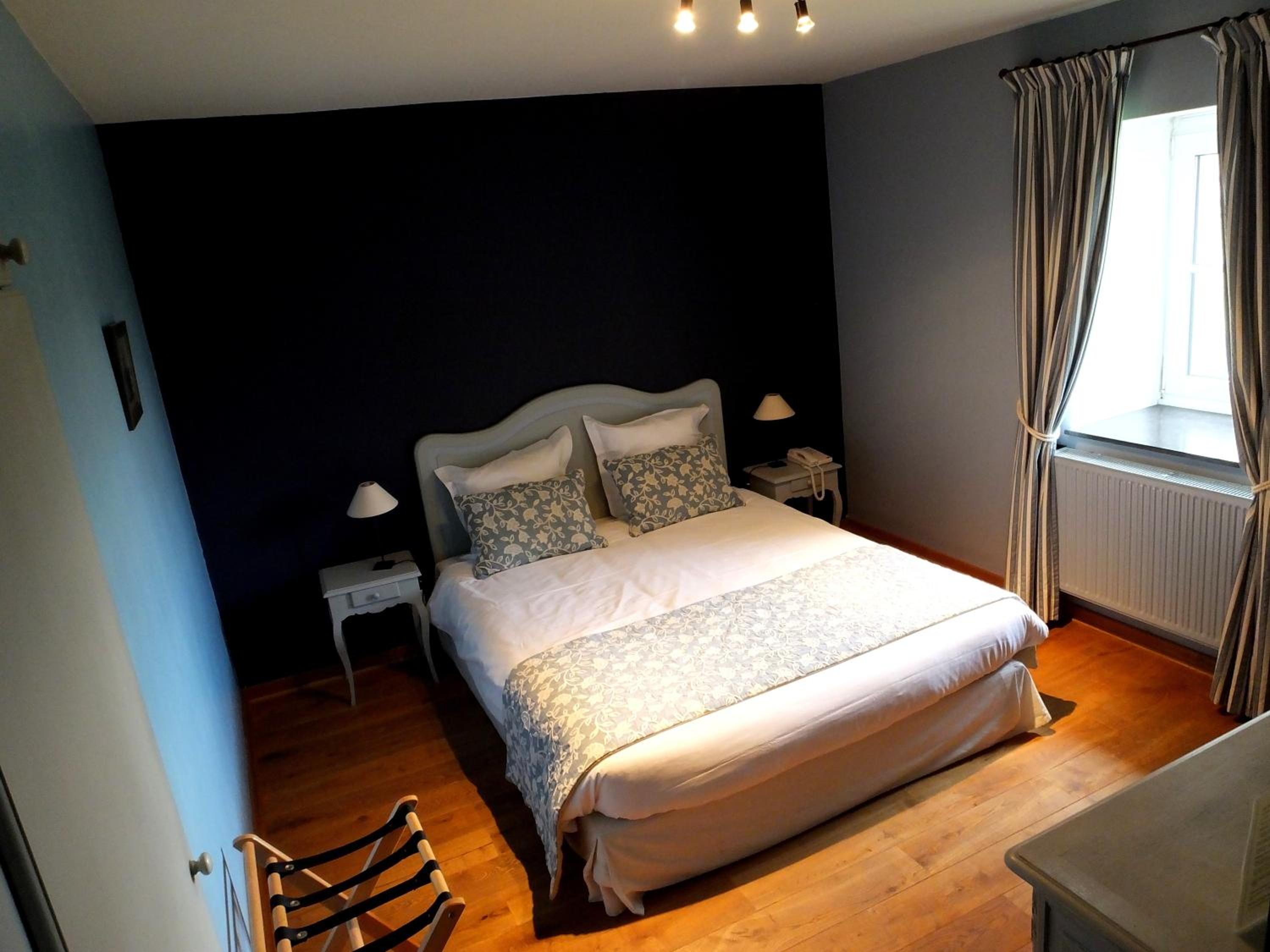 Standard Double Room - Photo 9