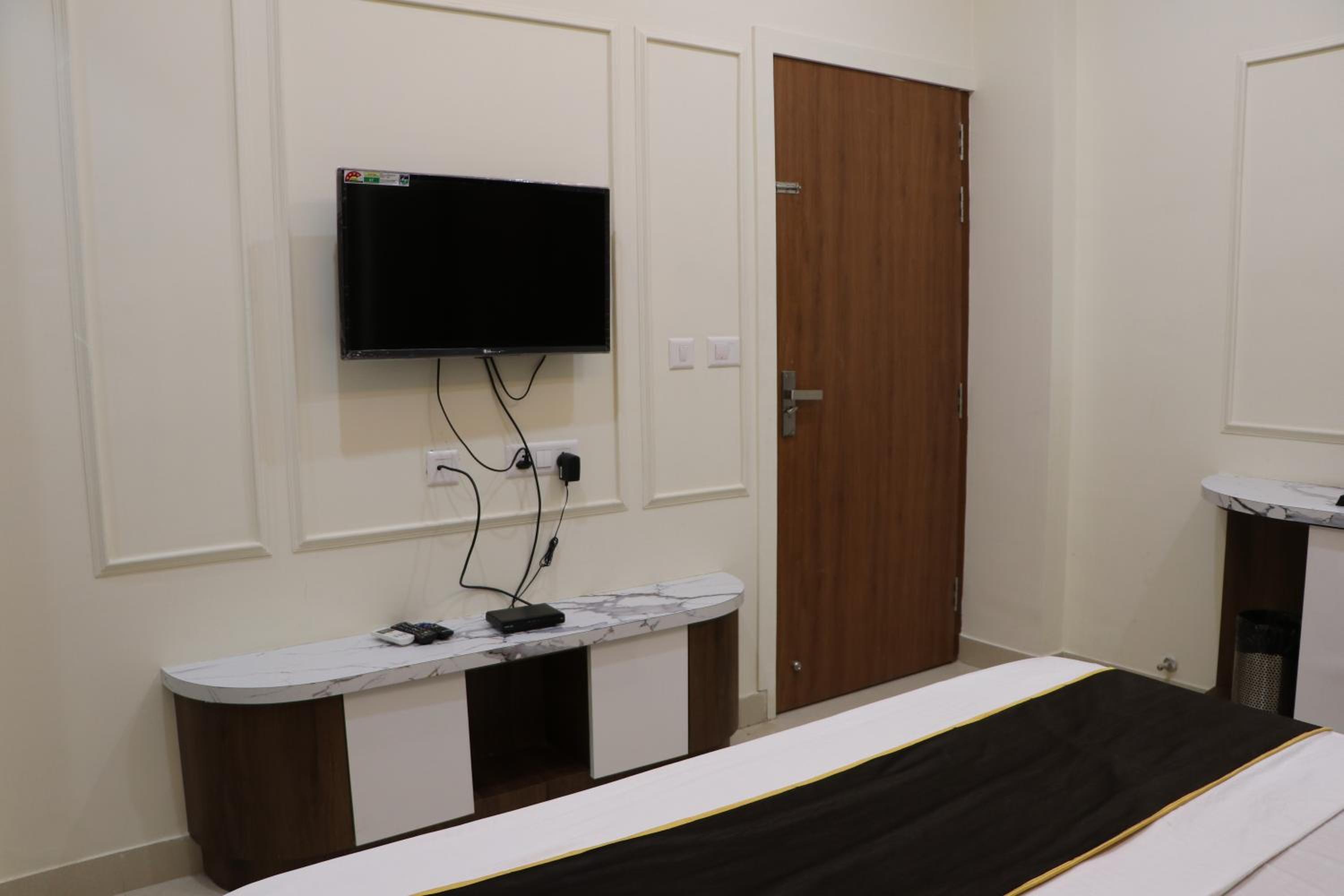 Deluxe Room - Photo 5