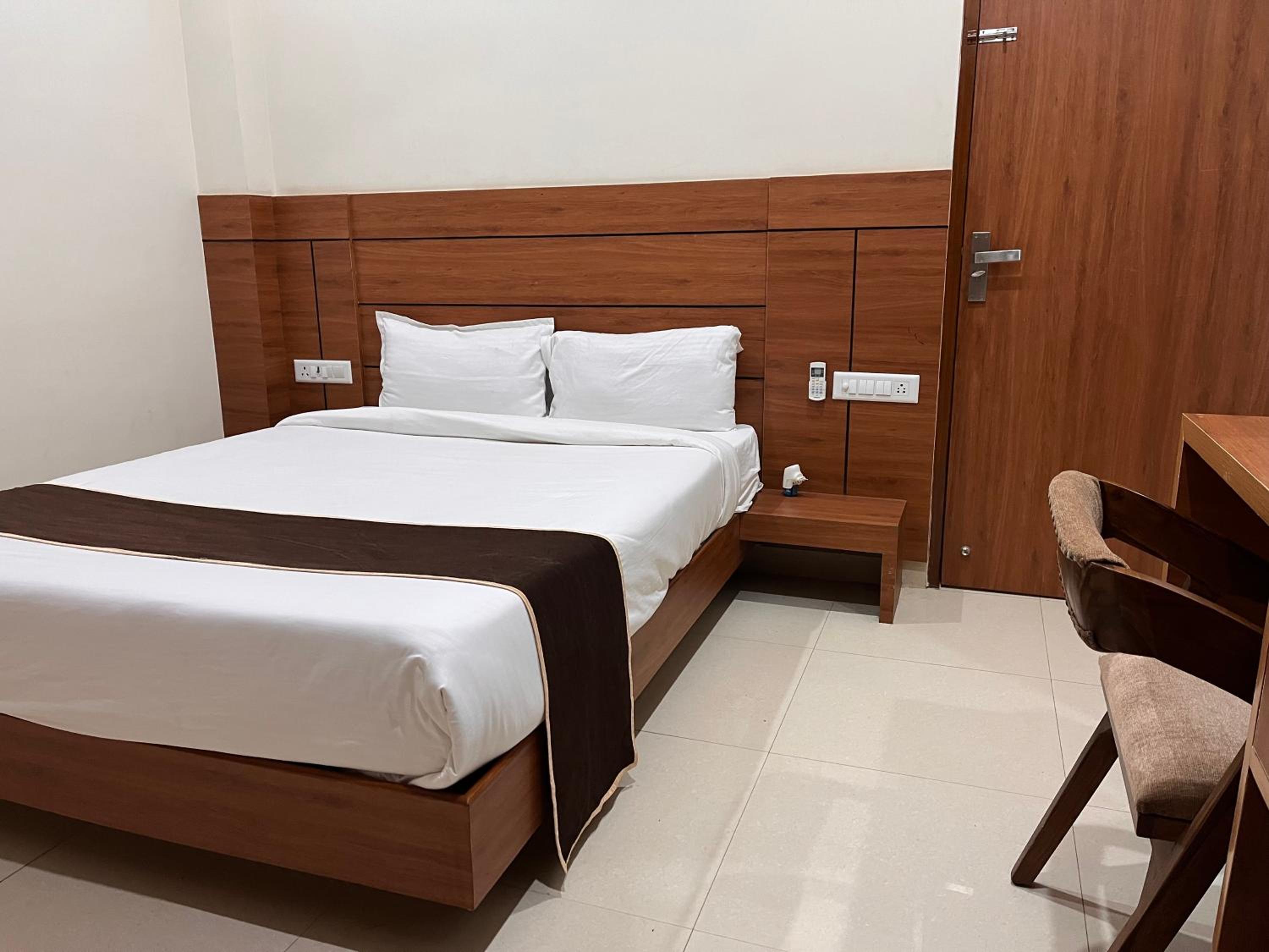 Deluxe Room - Photo 7
