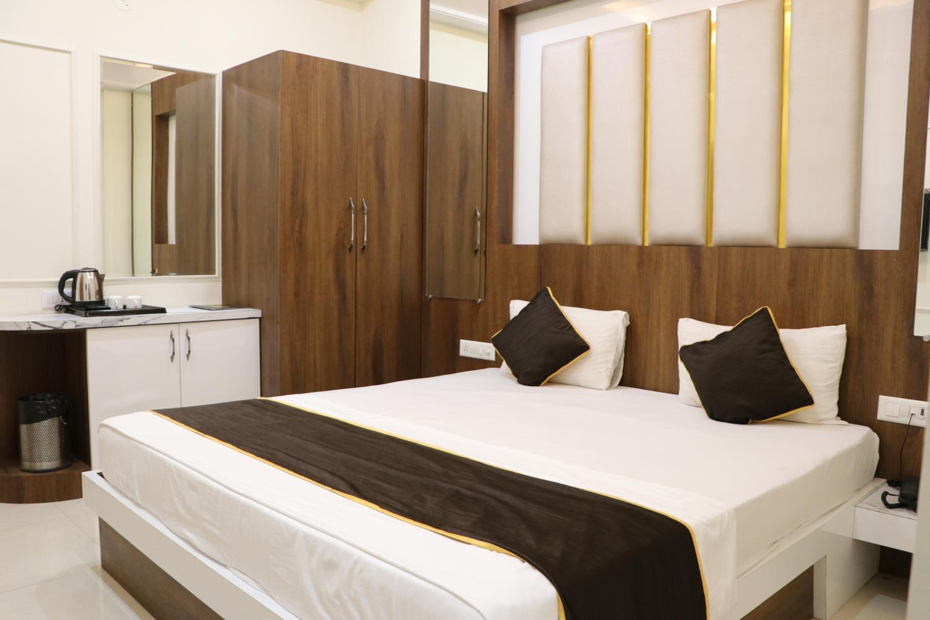 Deluxe Room - Photo 8