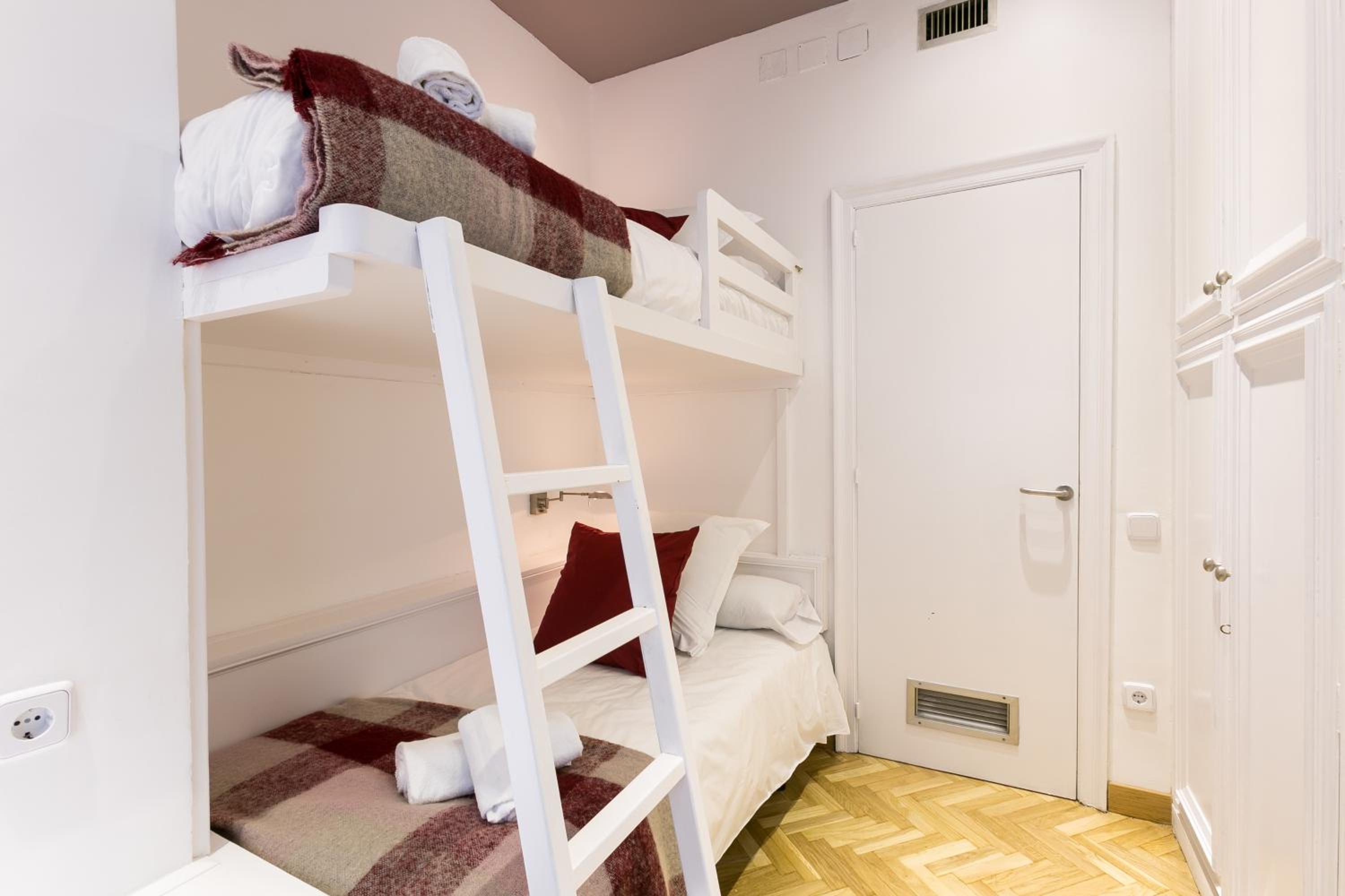 Four-Bedroom Apartment Comfort II - Ronda Universitat 15 photo 2