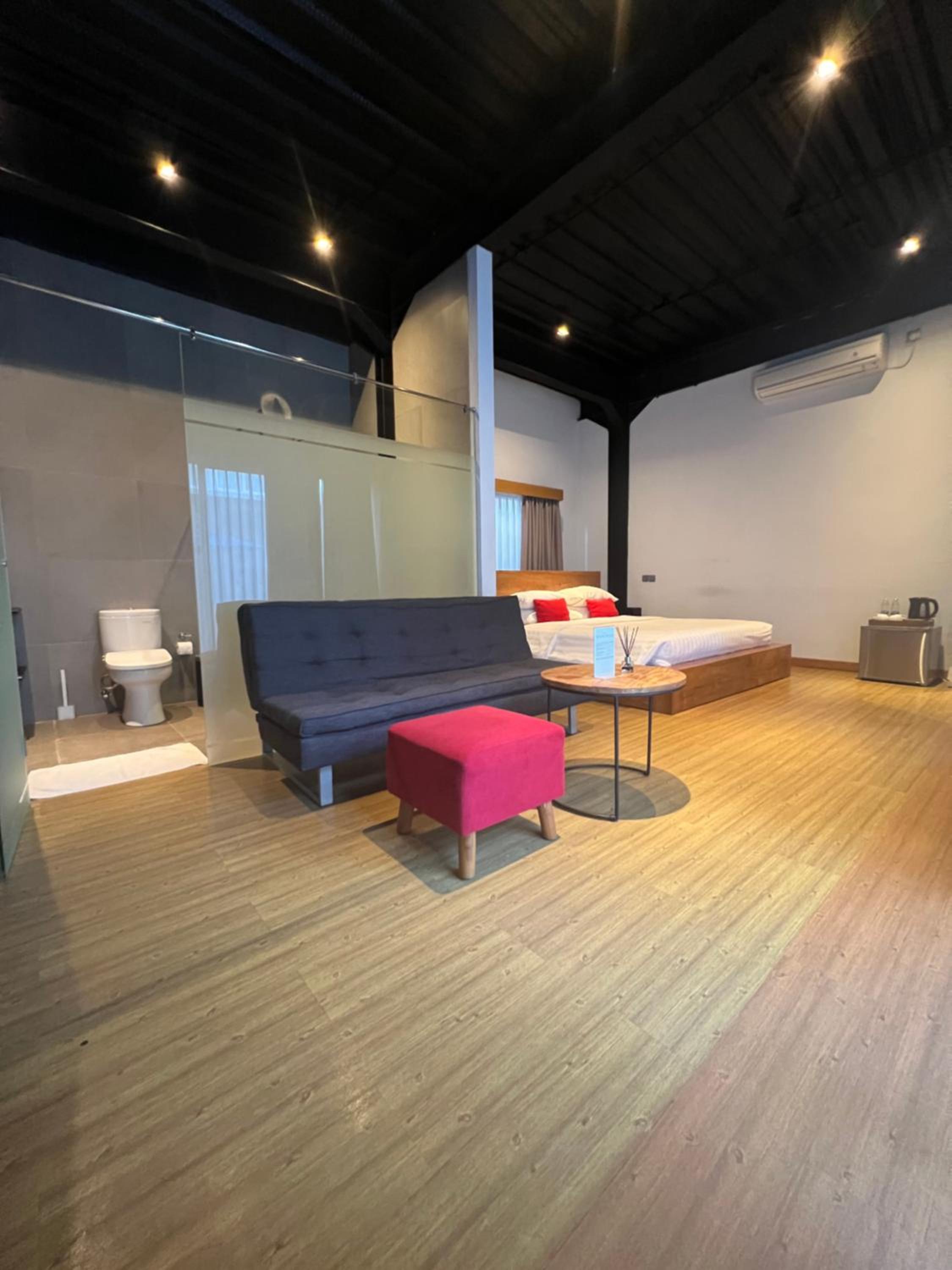 Queen Suite with Pool View