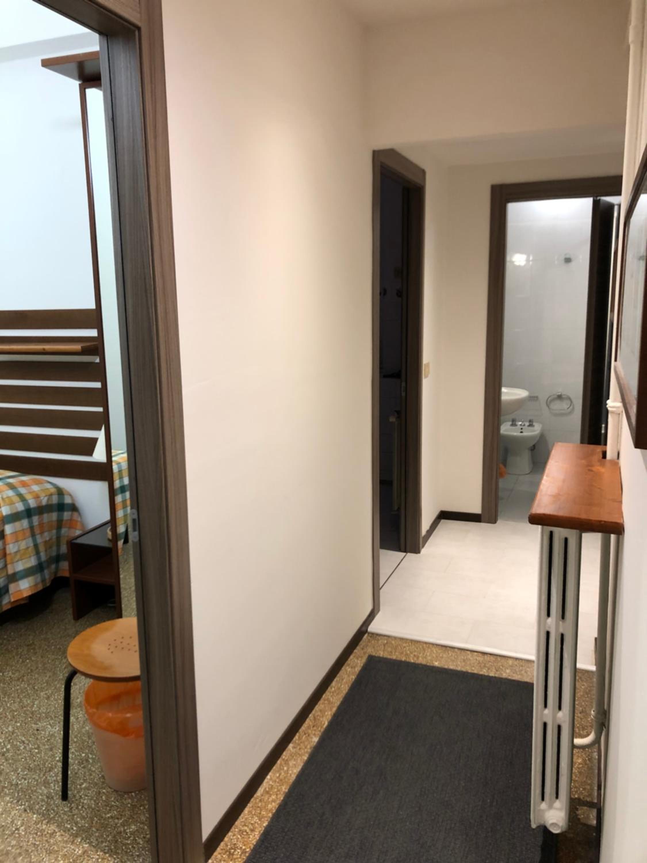 Large Quadruple Room - Photo 12