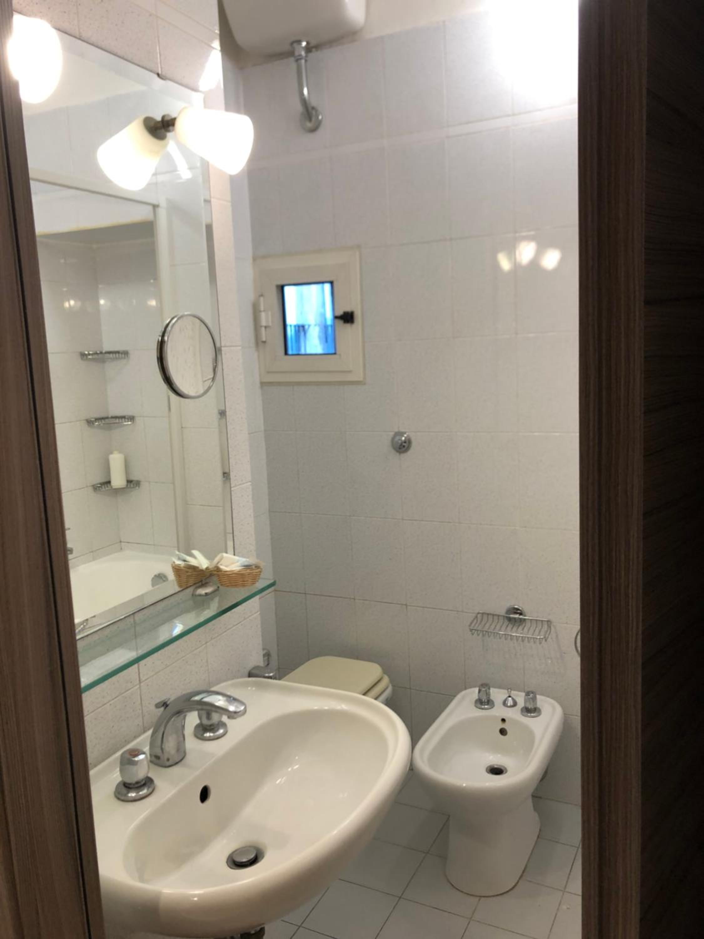 Large Quadruple Room - Photo 10