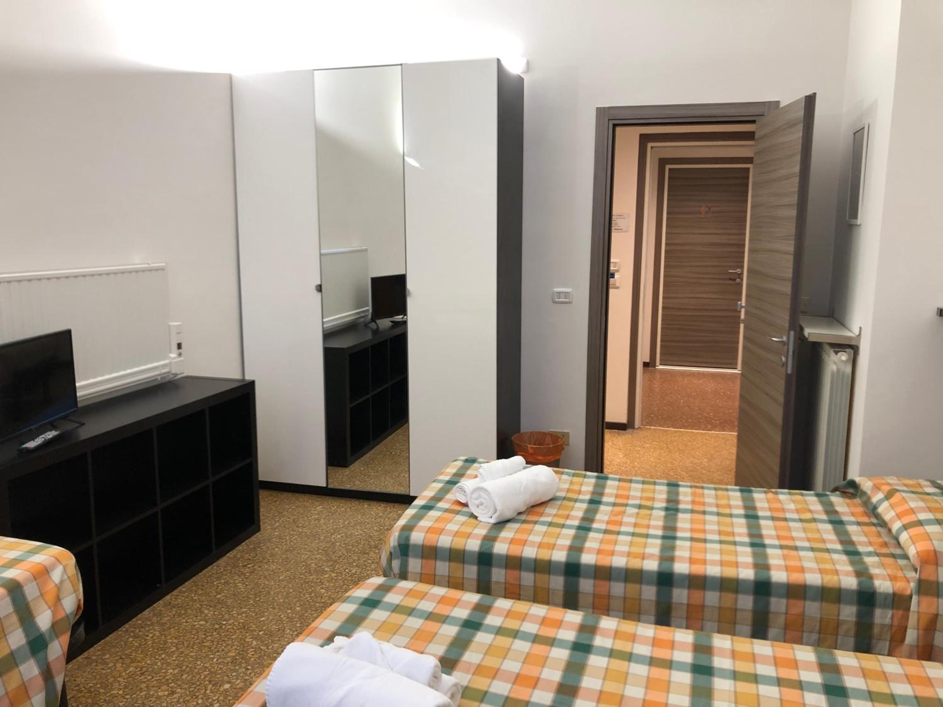 Large Quadruple Room - Photo 11