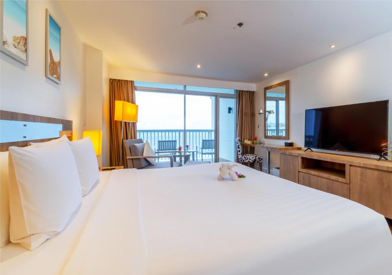 Deluxe King Room with Ocean View - Photo 2