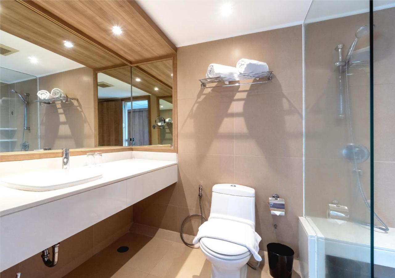 Deluxe King Room with Ocean View - Photo 8