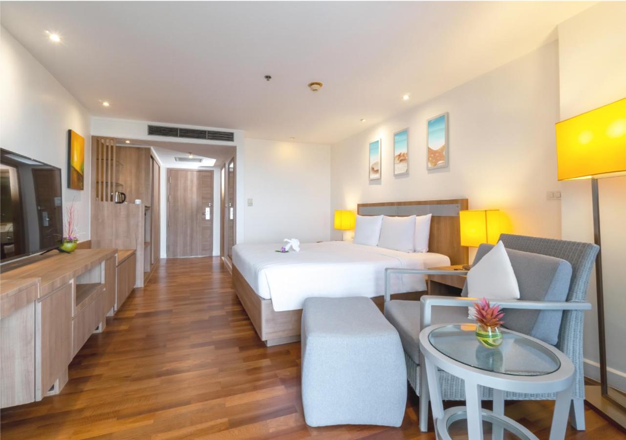 Deluxe King Room with Ocean View - Photo 10