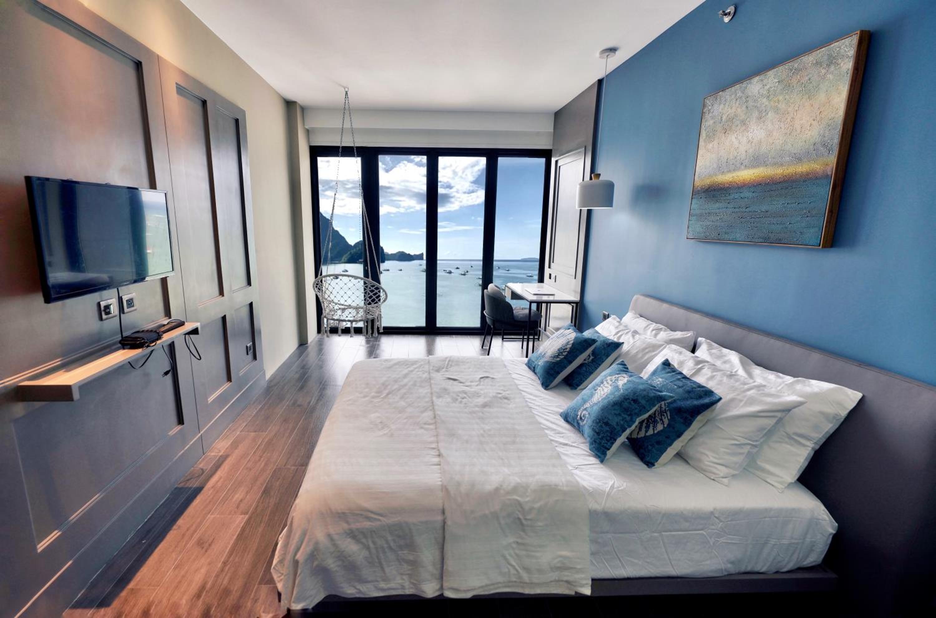 Queen Room with Balcony and Sea View