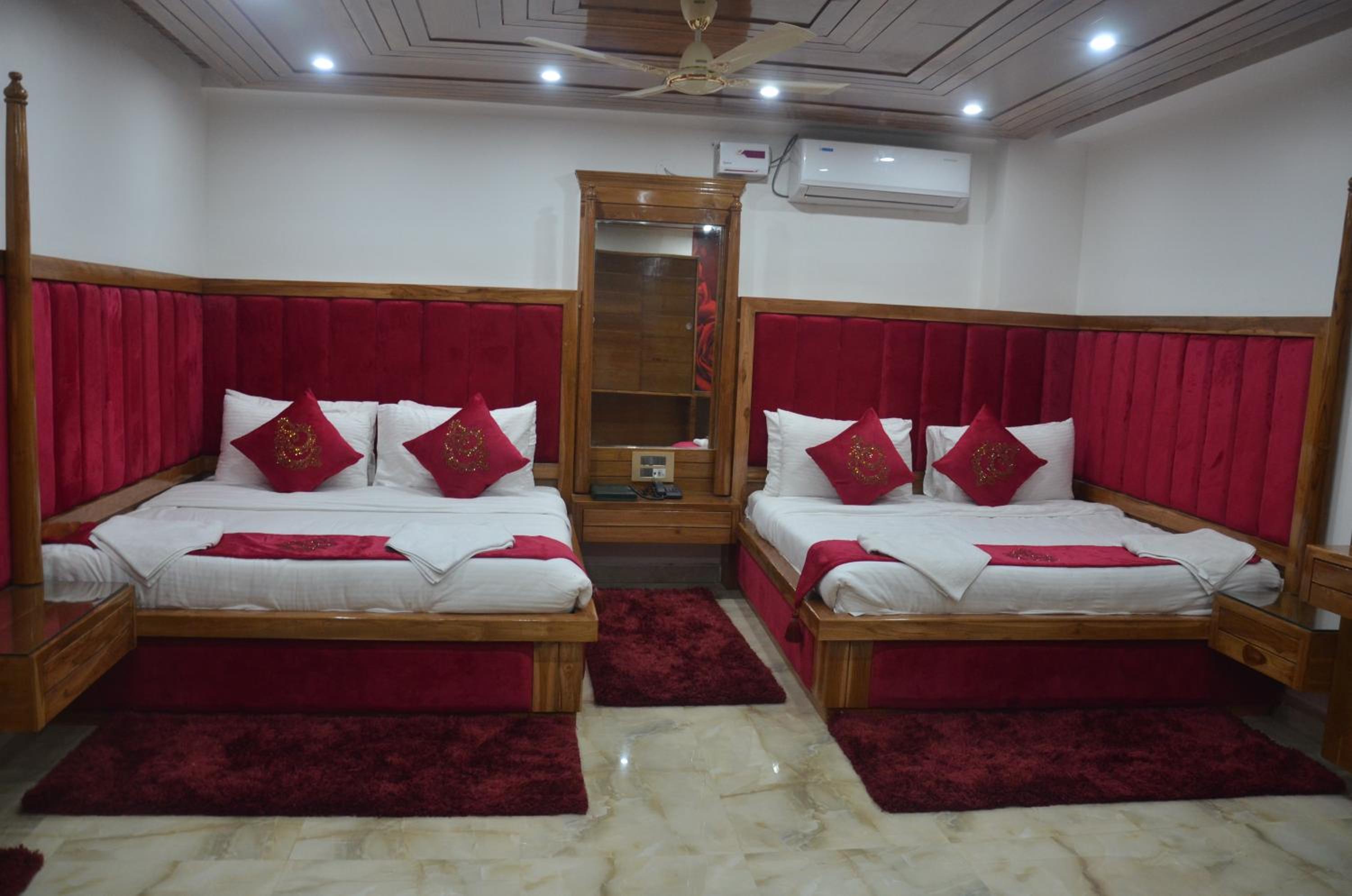 Suite with Hot Tub - Photo 1