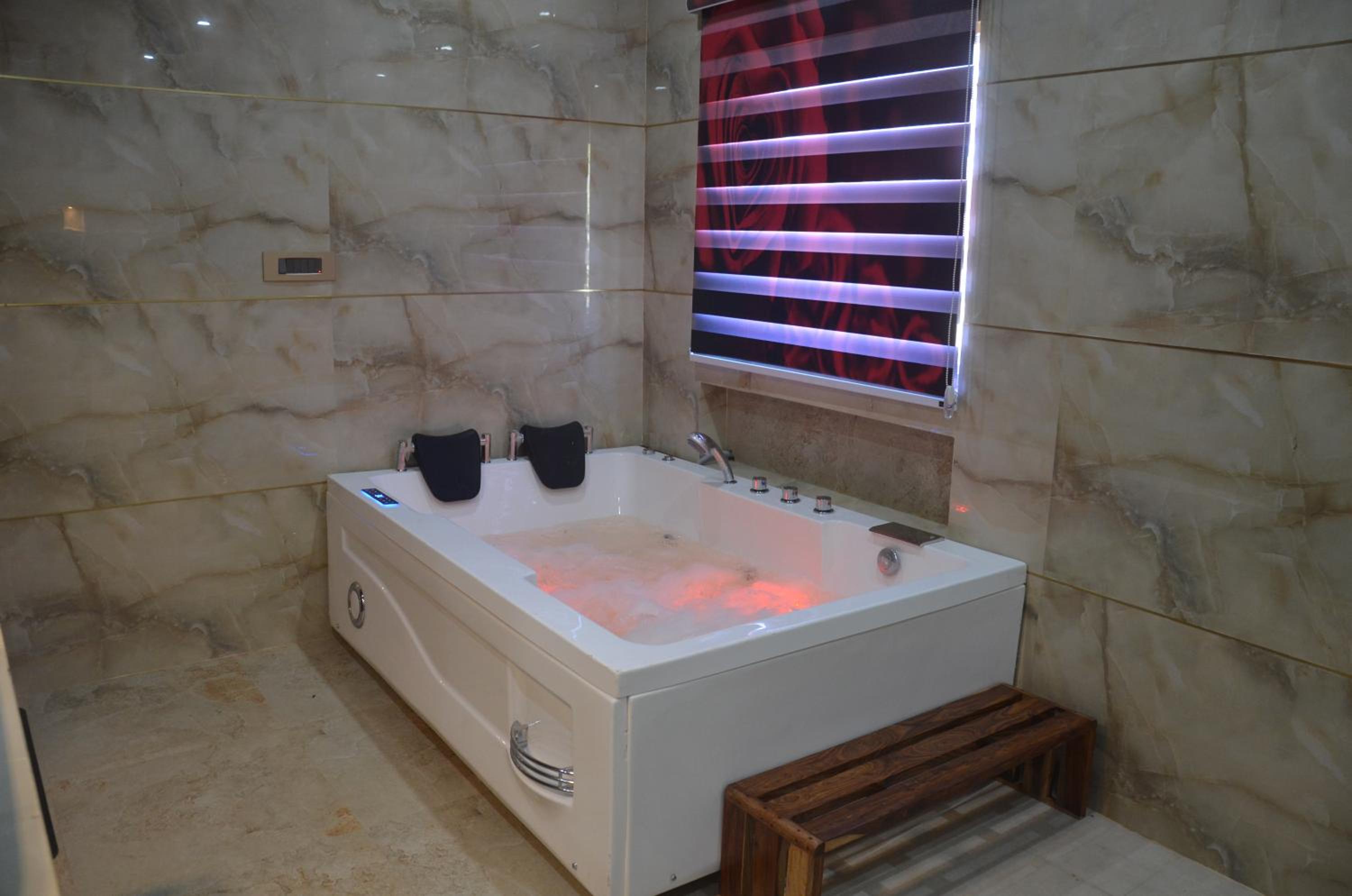 Suite with Hot Tub - Photo 2