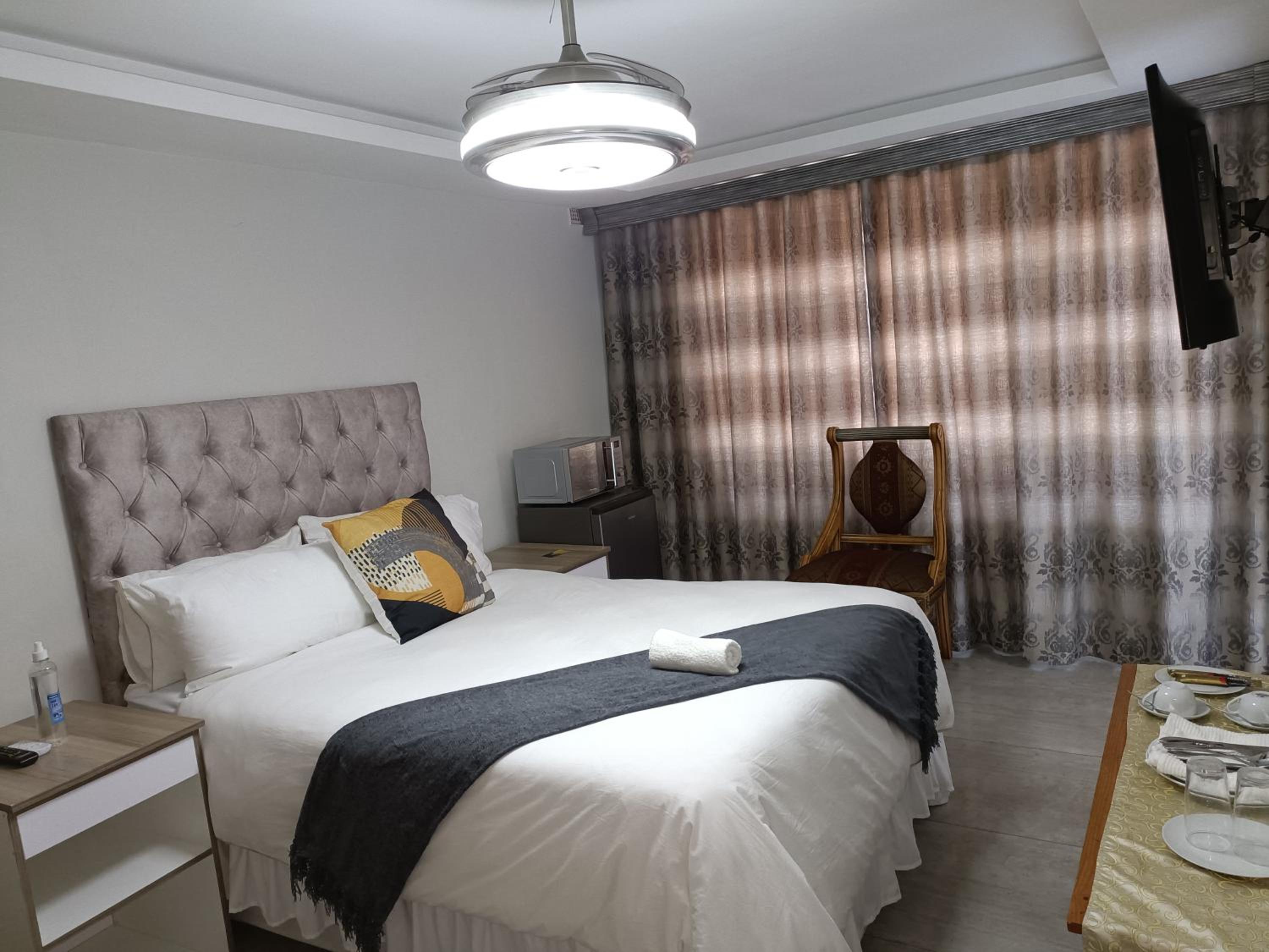Deluxe Double Room with Shower - Photo 10