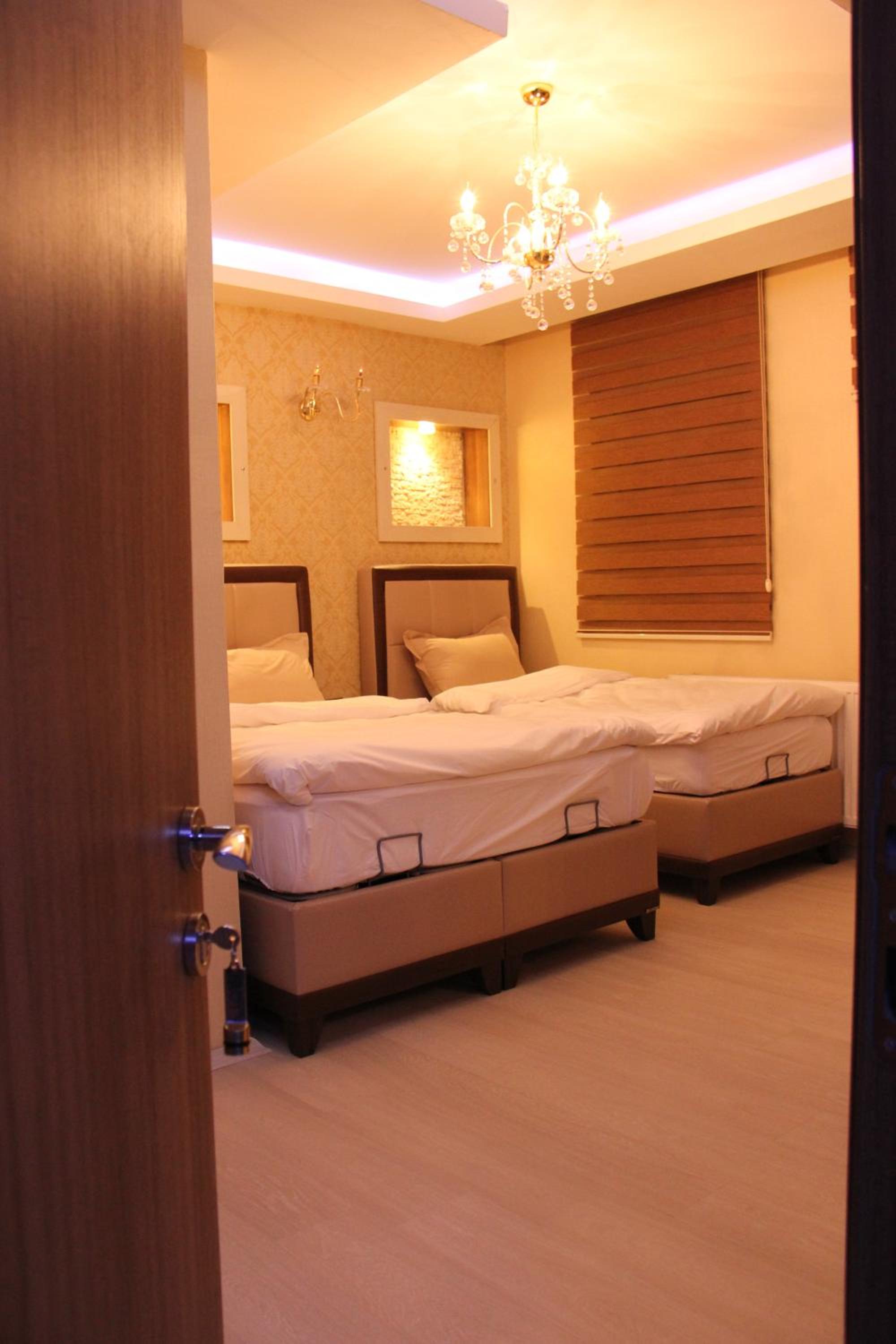 Deluxe Double Room (2 Adults + 1 Child) photo 2