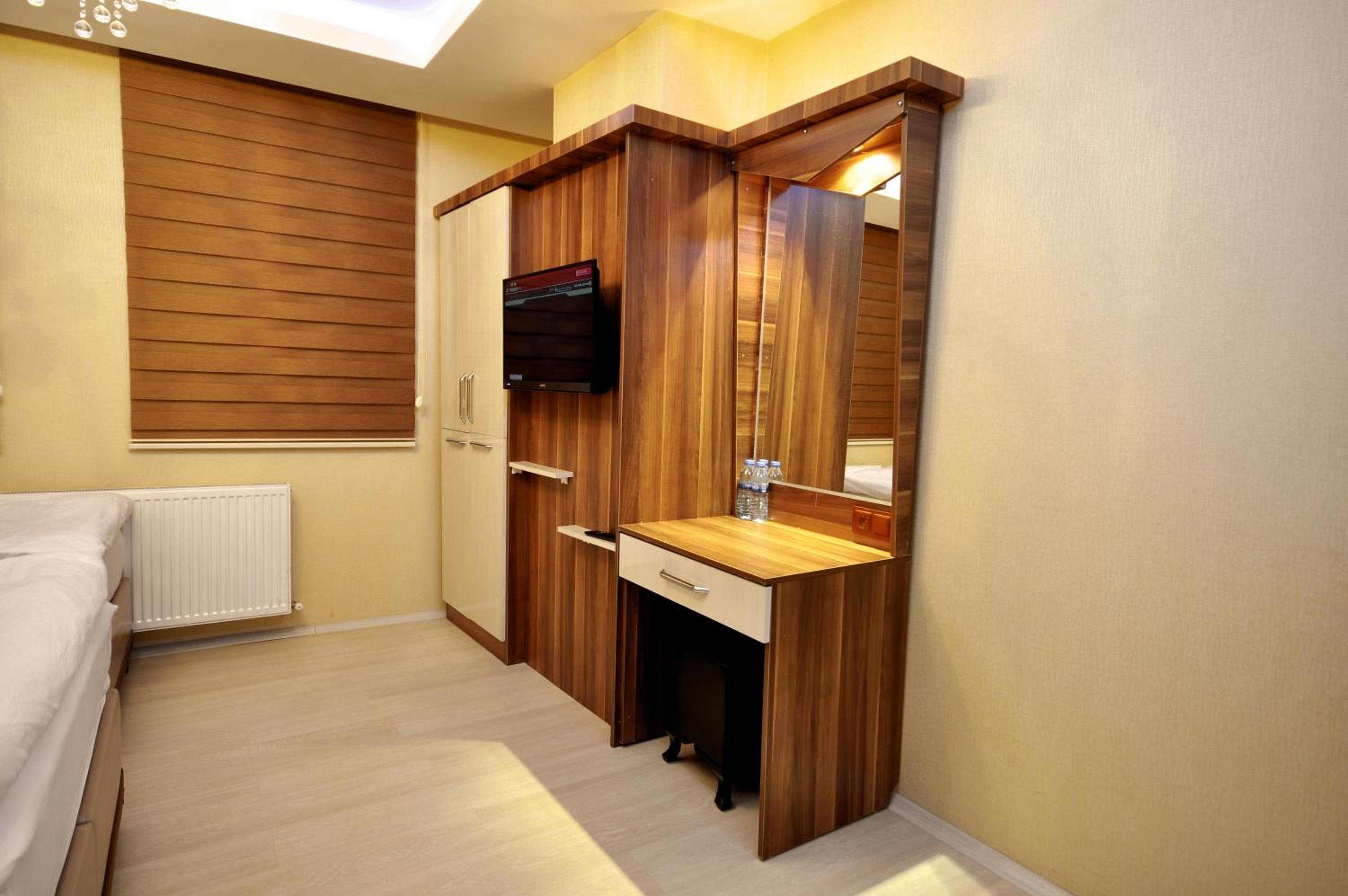 Deluxe Double Room (2 Adults + 1 Child) photo 3