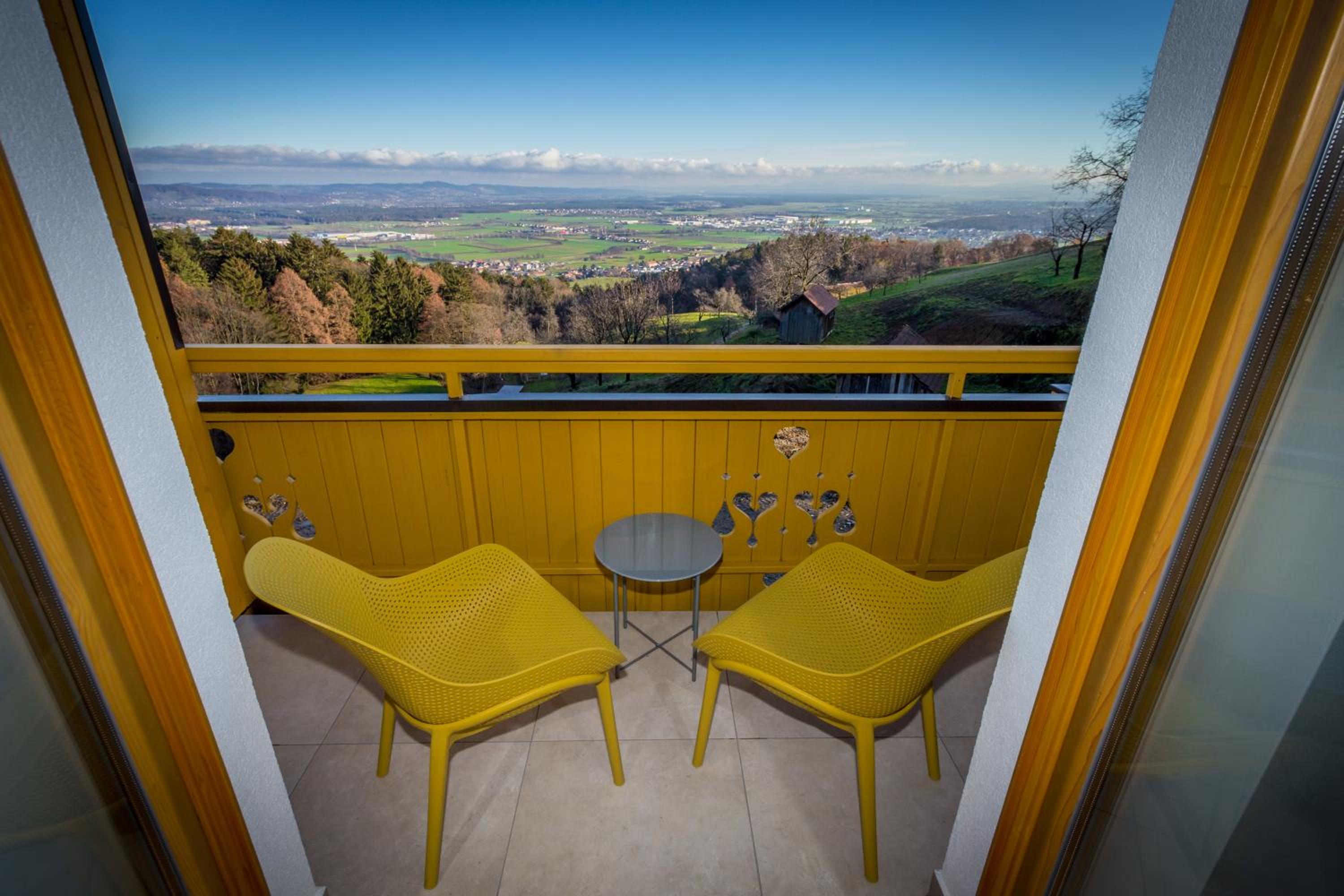 Deluxe Double Room with Balcony - Photo 5
