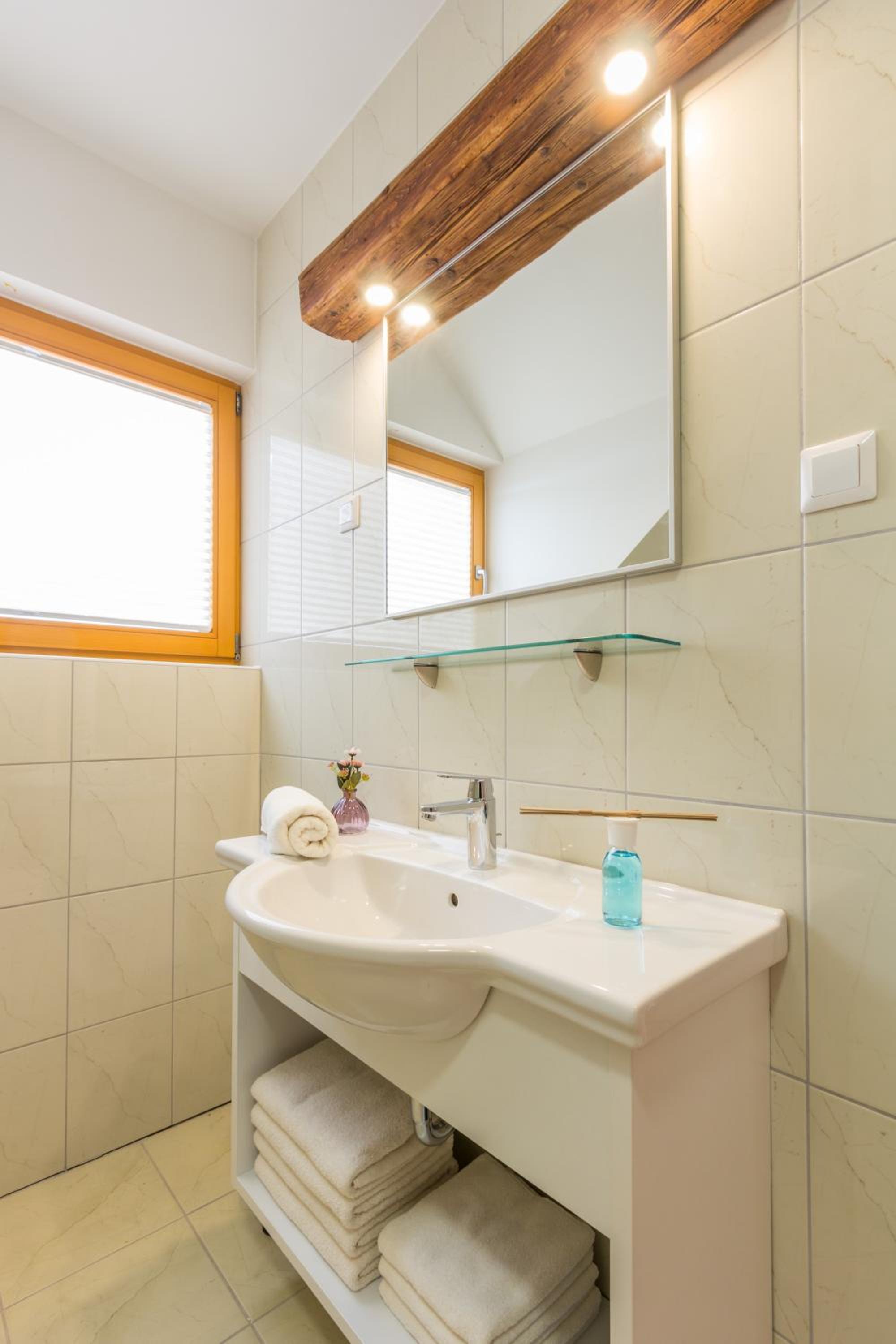 Deluxe Double Room with Balcony - Photo 6