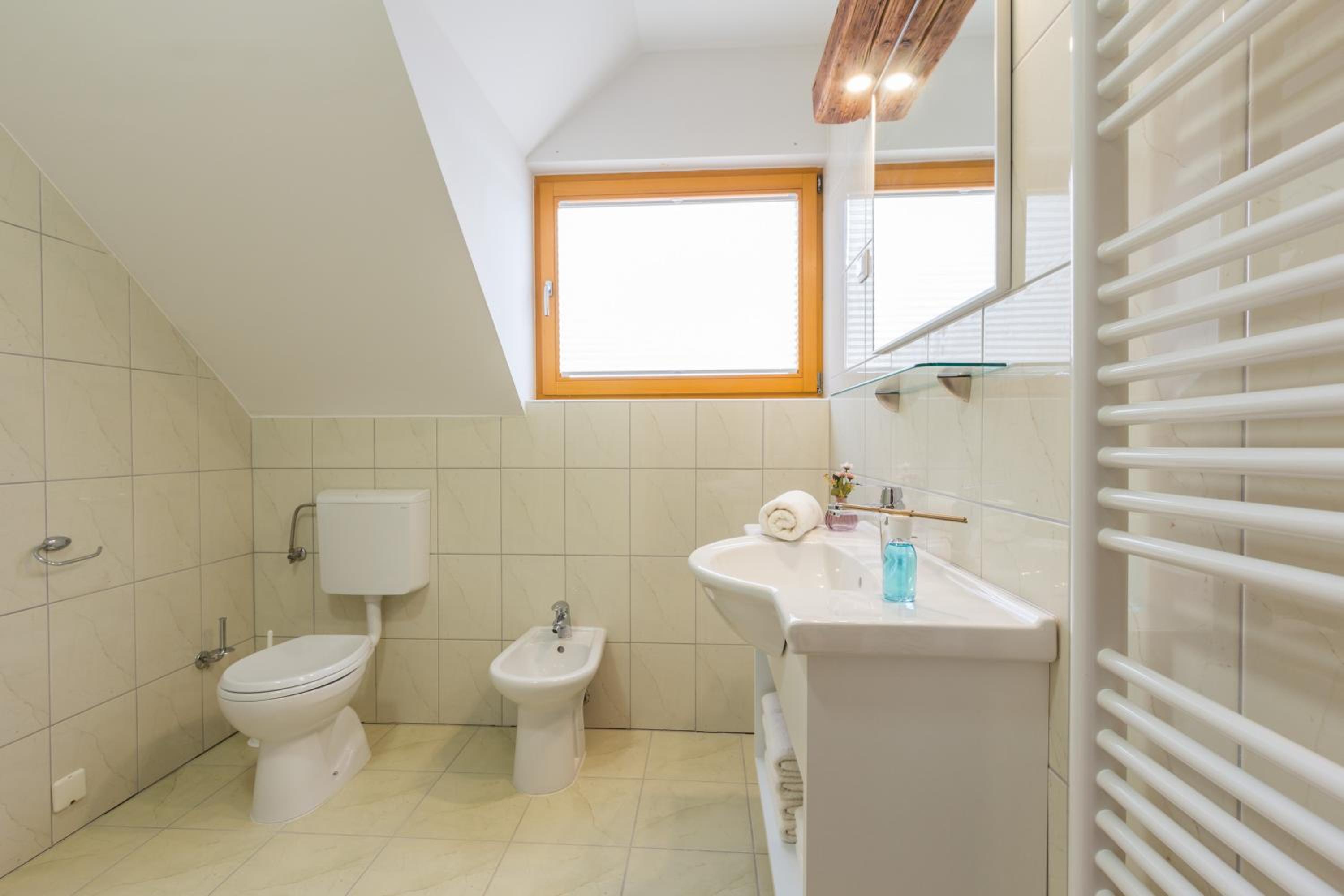 Deluxe Double Room with Balcony - Photo 8
