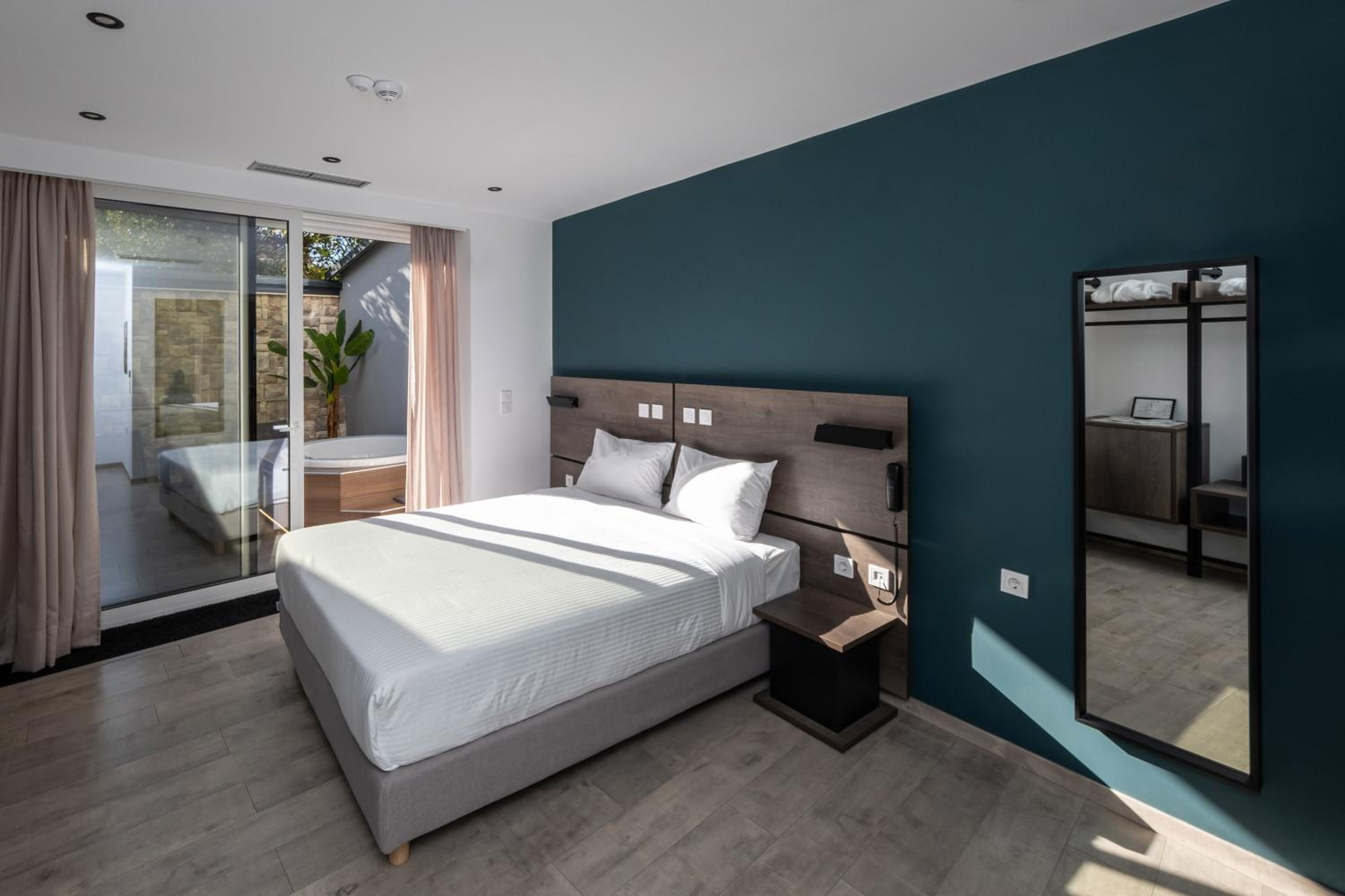 Executive Suite - Photo 15