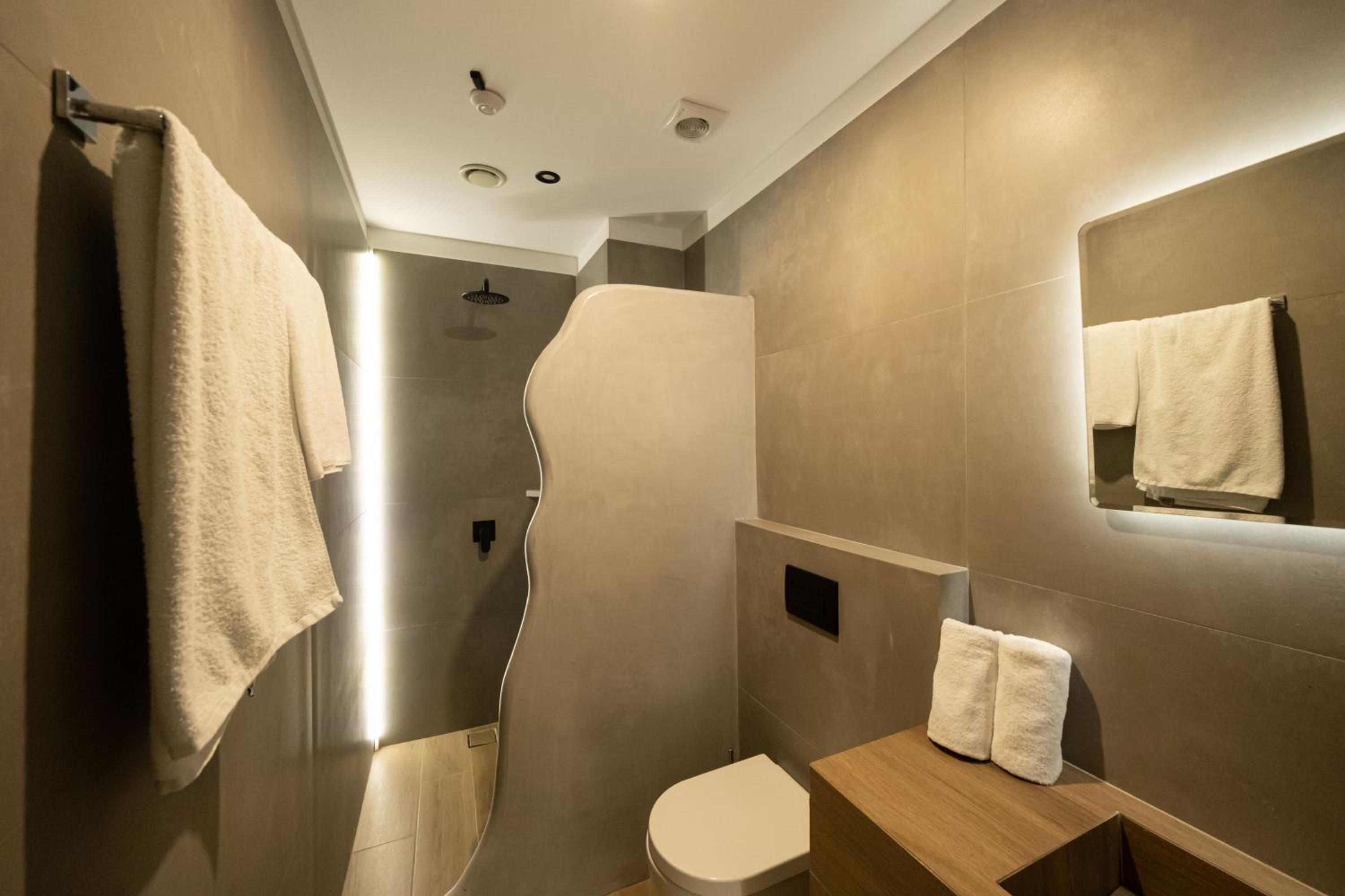 Executive Suite - Photo 16