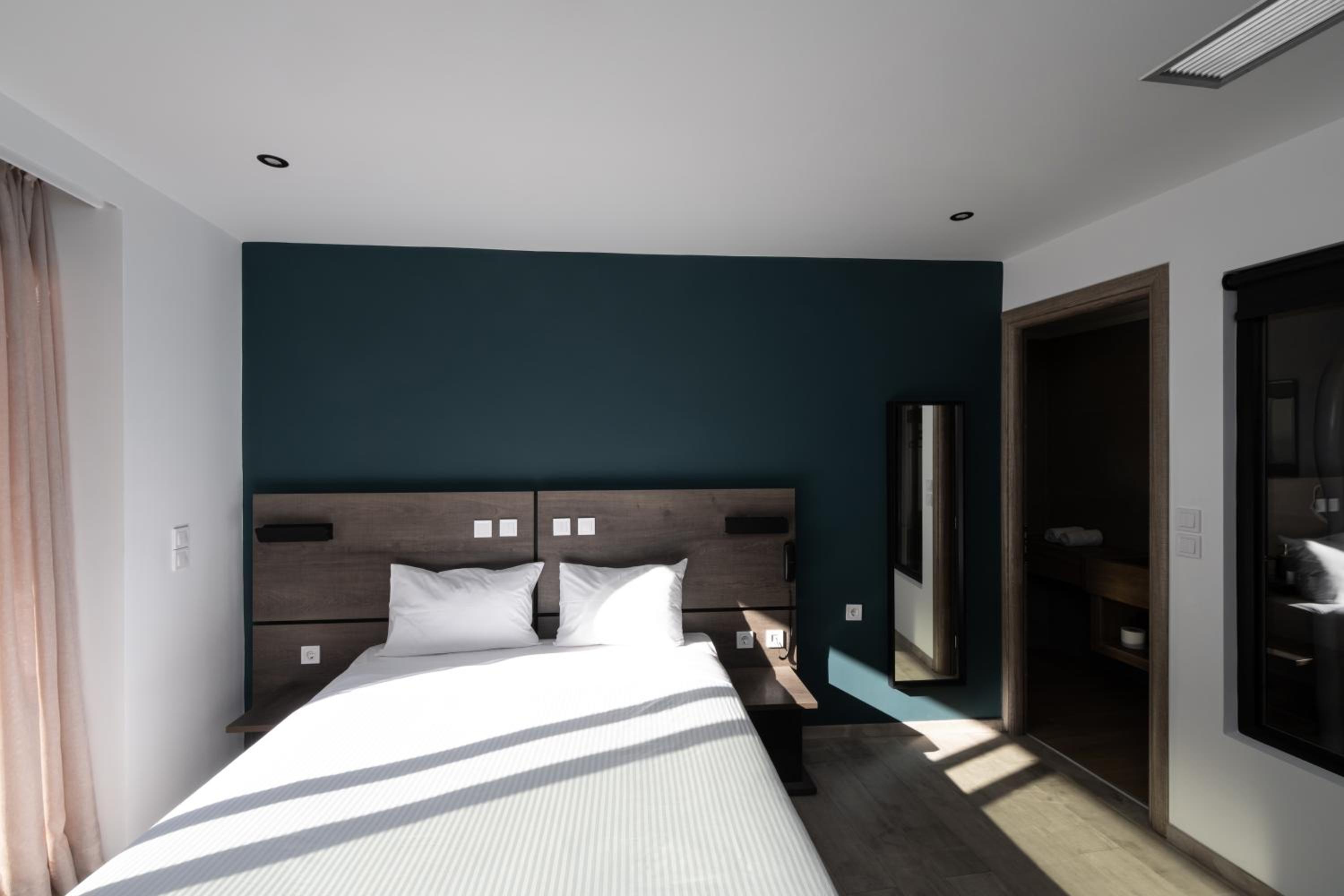 Executive Suite - Photo 19