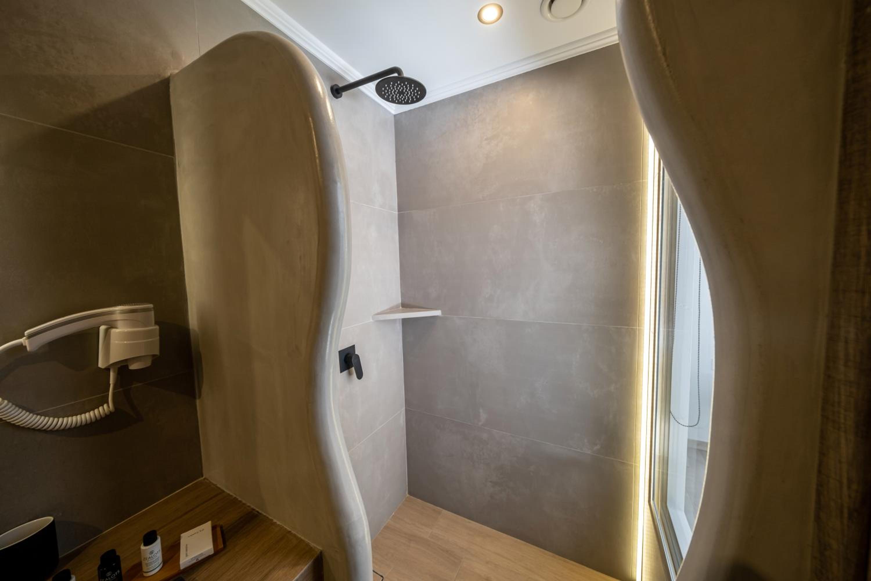 Executive Suite - Photo 18