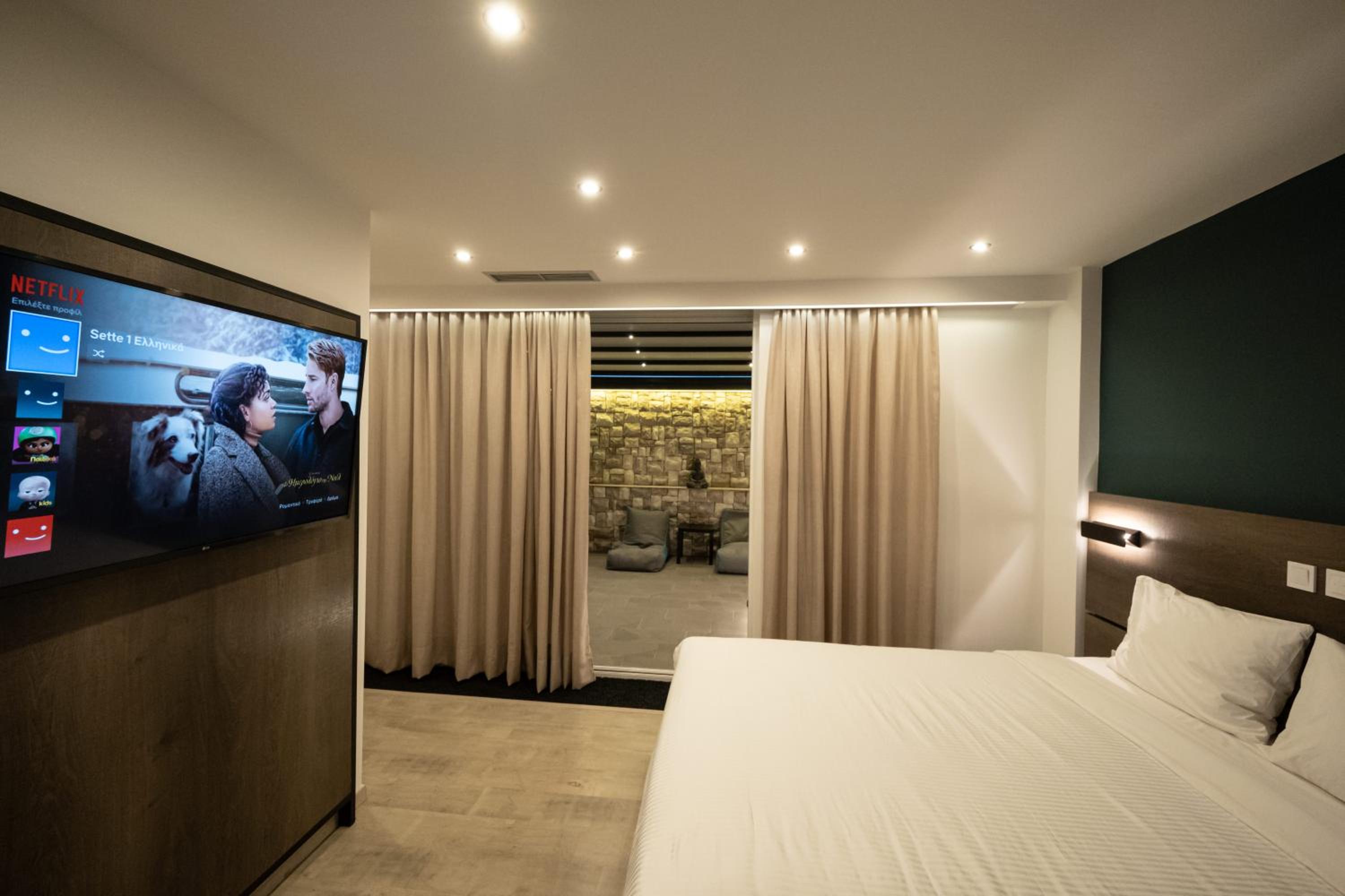 Executive Suite - Photo 17