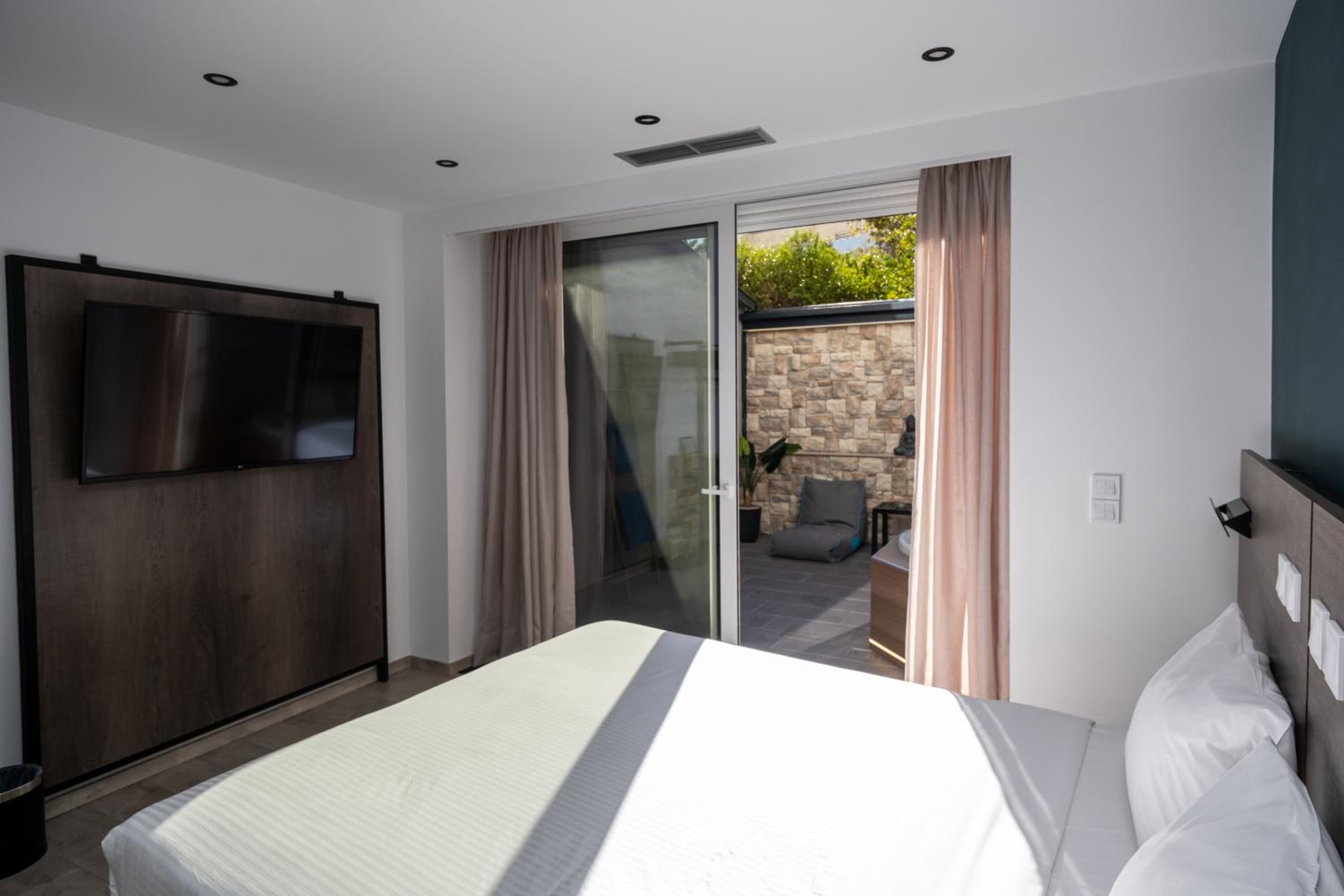 Executive Suite - Photo 23