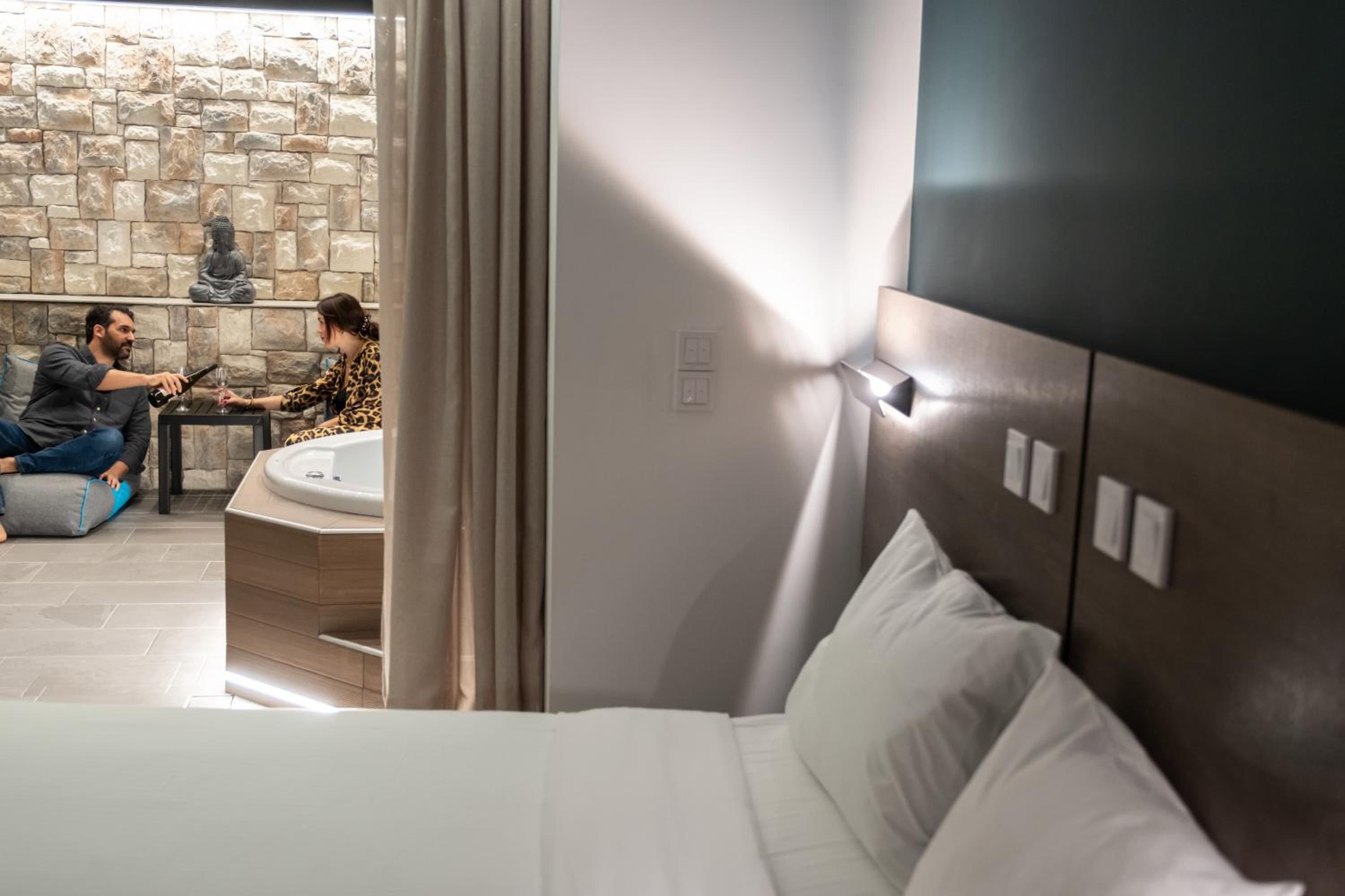 Executive Suite - Photo 8