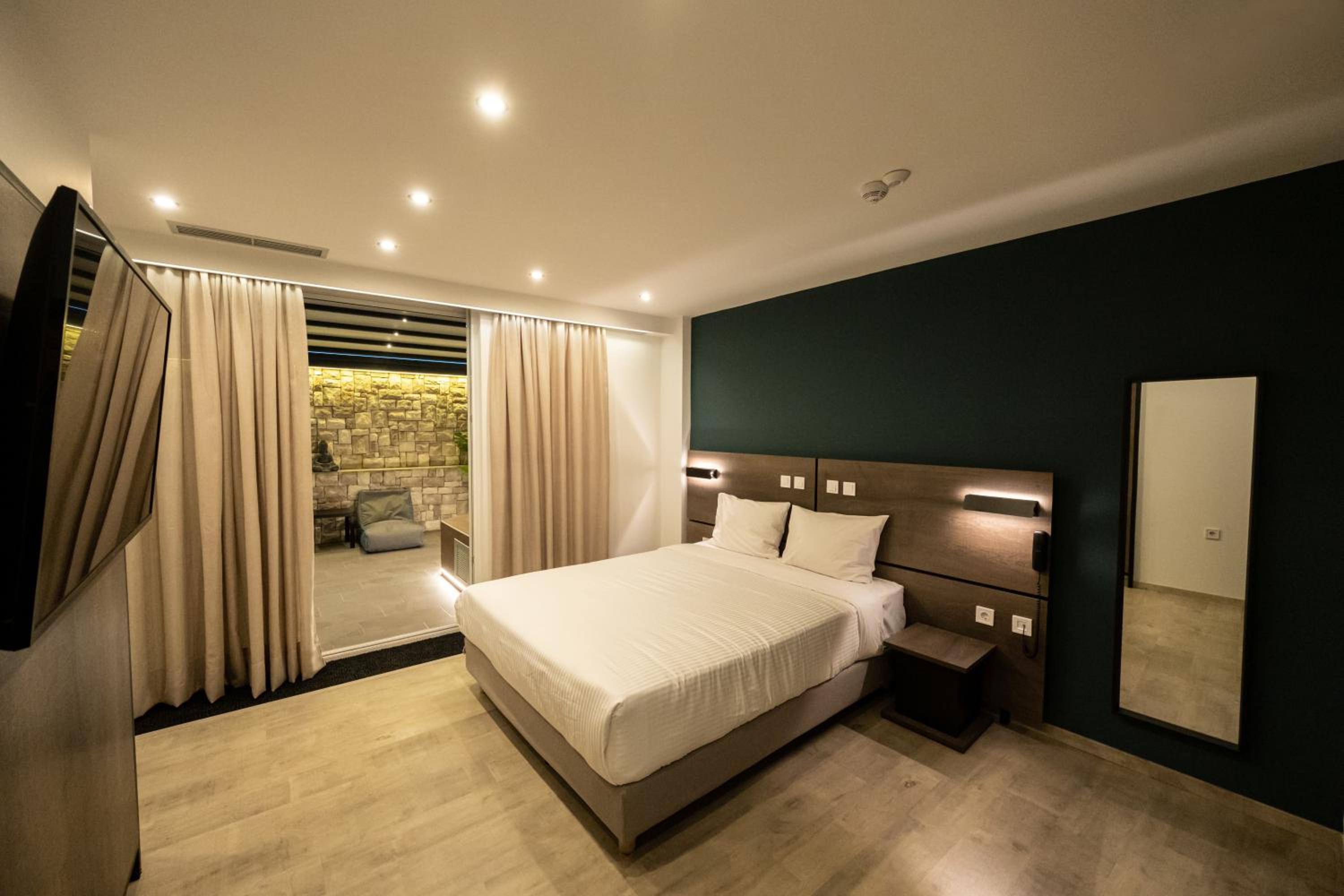Executive Suite - Photo 6