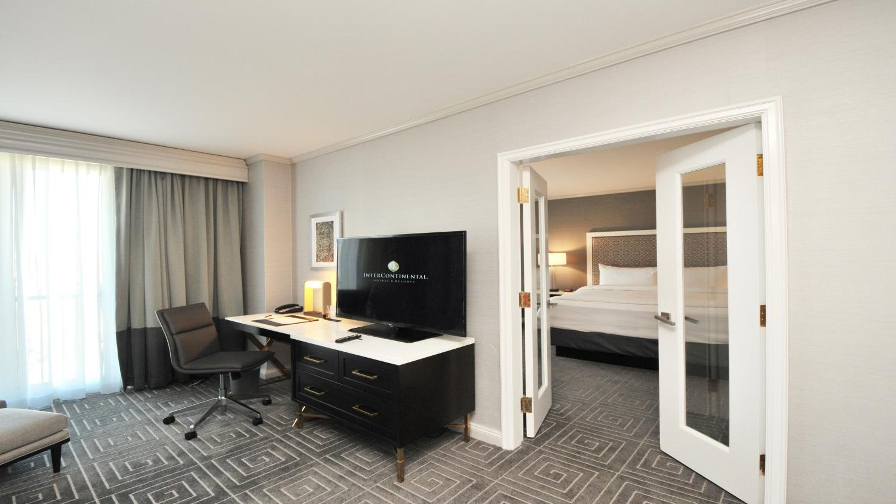 Junior King Suite with Balcony - Photo 3