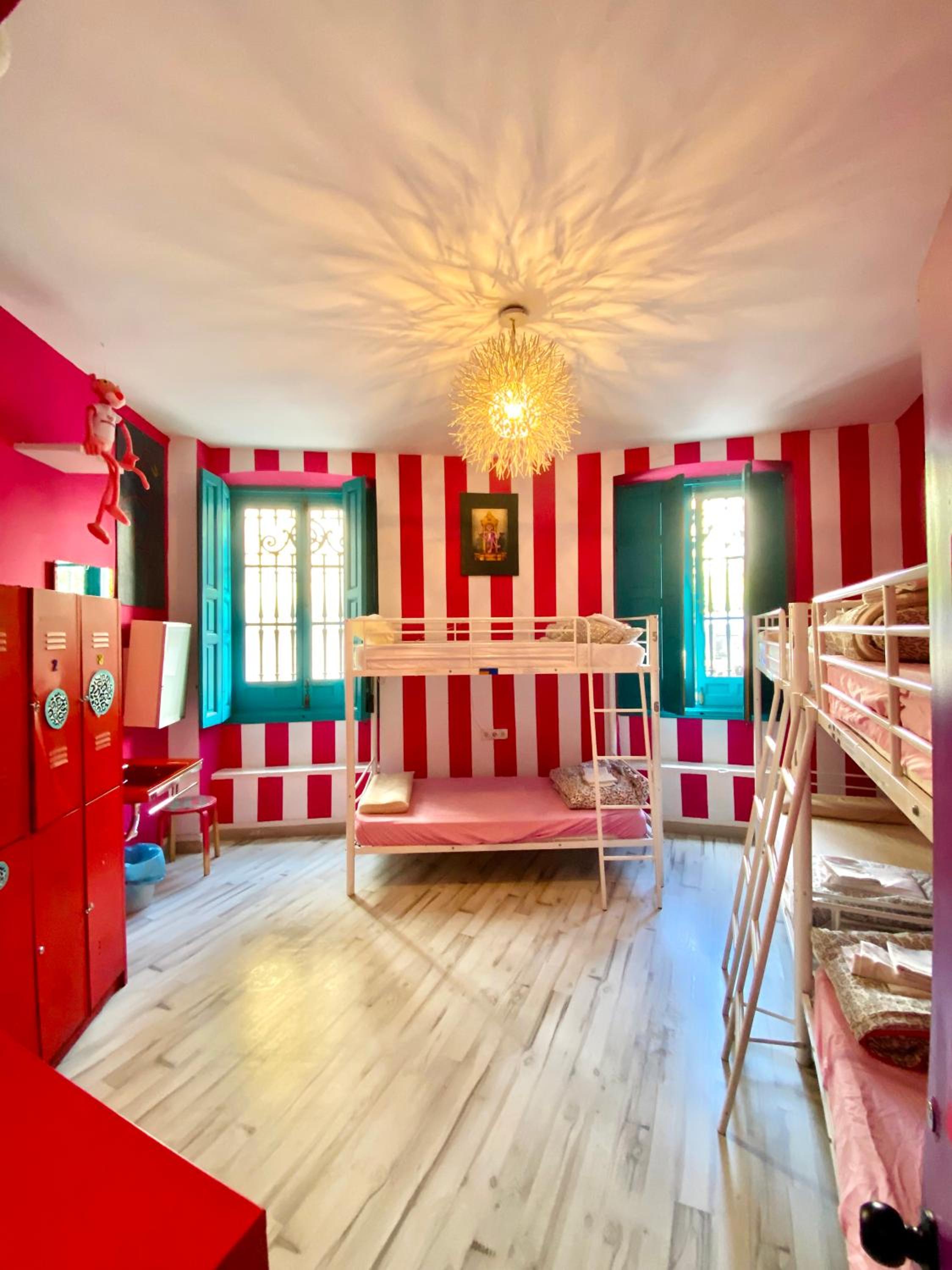 Cama en Habitación Compartida Femenina de 6 Camas