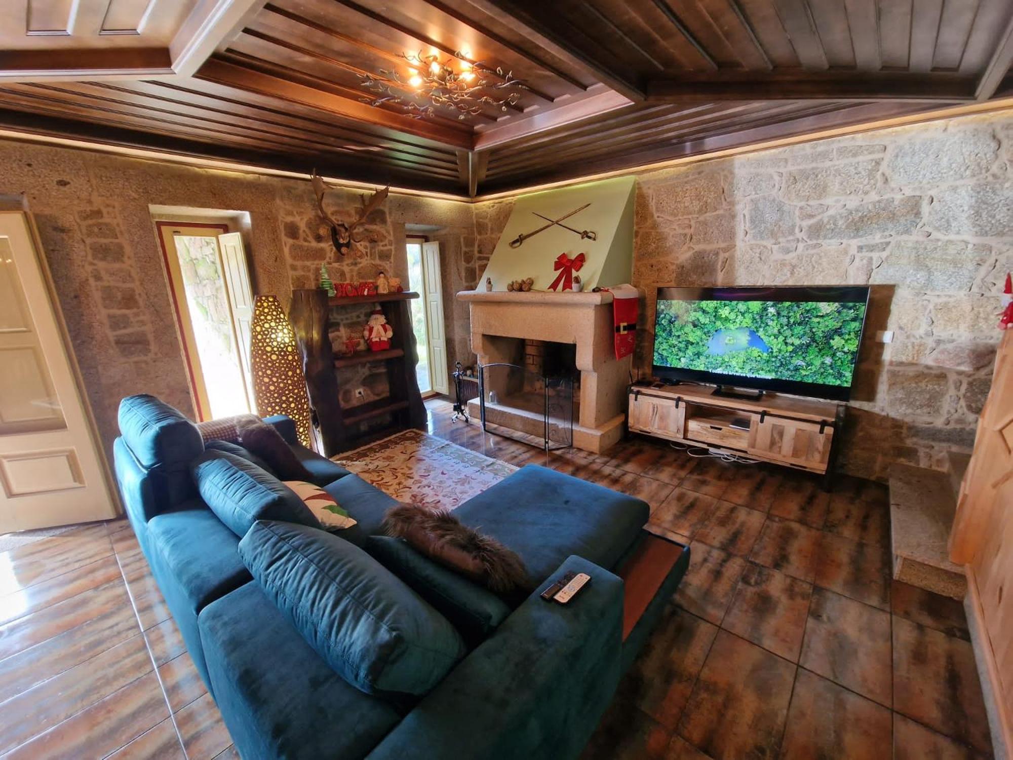 Five-Bedroom House photo 3