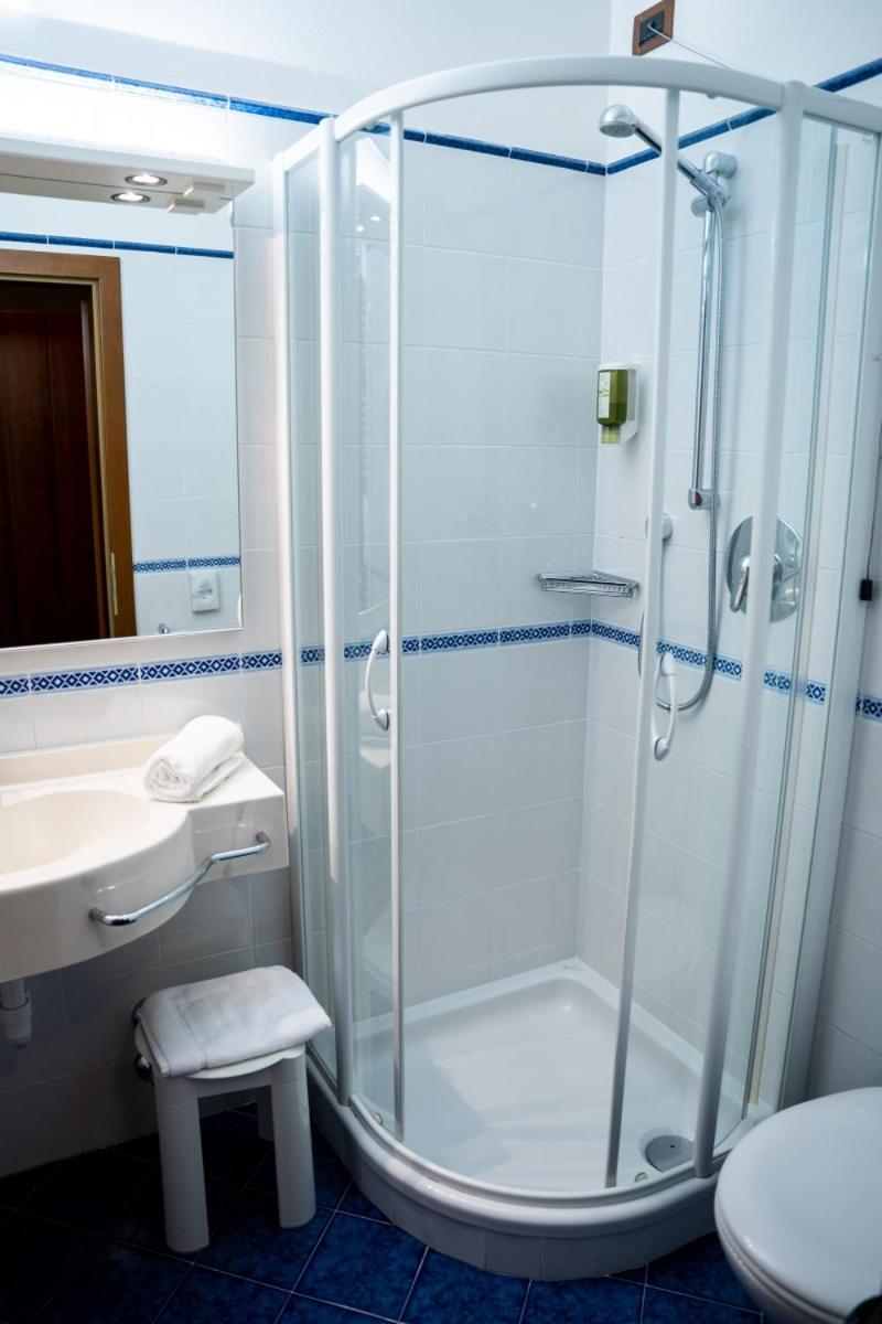Deluxe Double Room - Photo 9